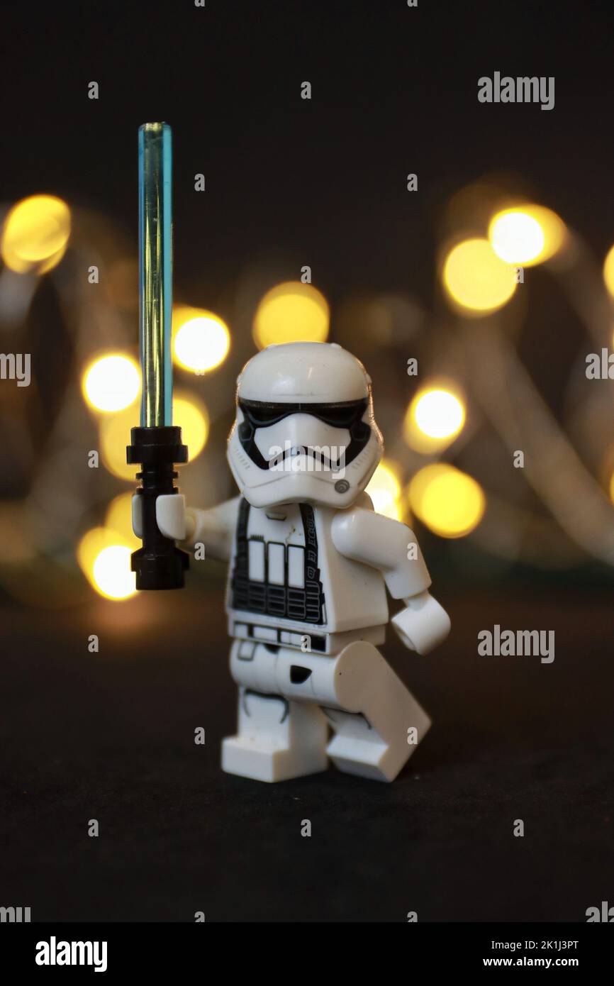 Un personaggio spaziale giocattolo con una spada laser contro uno sfondo bokeh Foto Stock