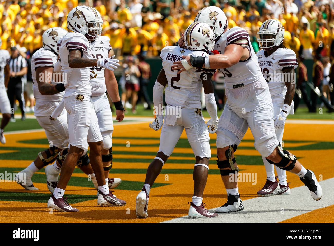 Il wide receiver dei Texas State Bobcats Ashtyn Hawkins (2) segna un touchdown su una ricezione da 12 yard contro i Baylor Bears con 1:59 a sinistra nel secondo quarto segnando 14-7 Baylor durante una partita di football NCAA al McLane Stadium sabato 17 settembre 2022 a Waco, Texas. Baylor ha vinto 42-7. (Eddie Kelly/immagine dello sport) Foto Stock