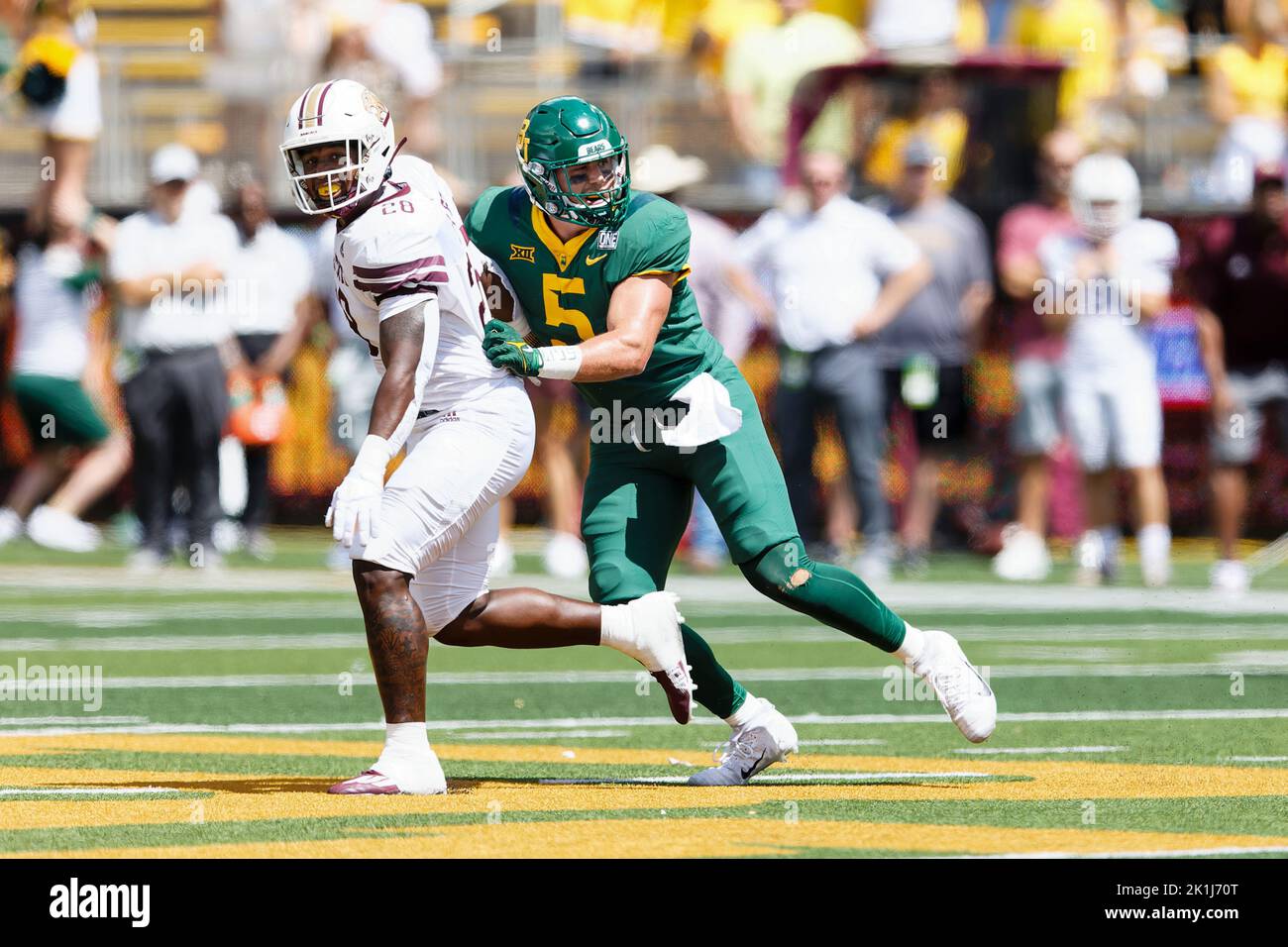 Il running back dei Texas State Bobcats Jahmyl Jeter (28) è coperto dal linebacker dei Baylor Bears Dillon Doyle (5) durante una partita di football universitario della NCAA al McLane Stadium sabato 17 settembre 2022 a Waco, Texas. Baylor ha vinto 42-7. (Eddie Kelly/immagine dello sport) Foto Stock