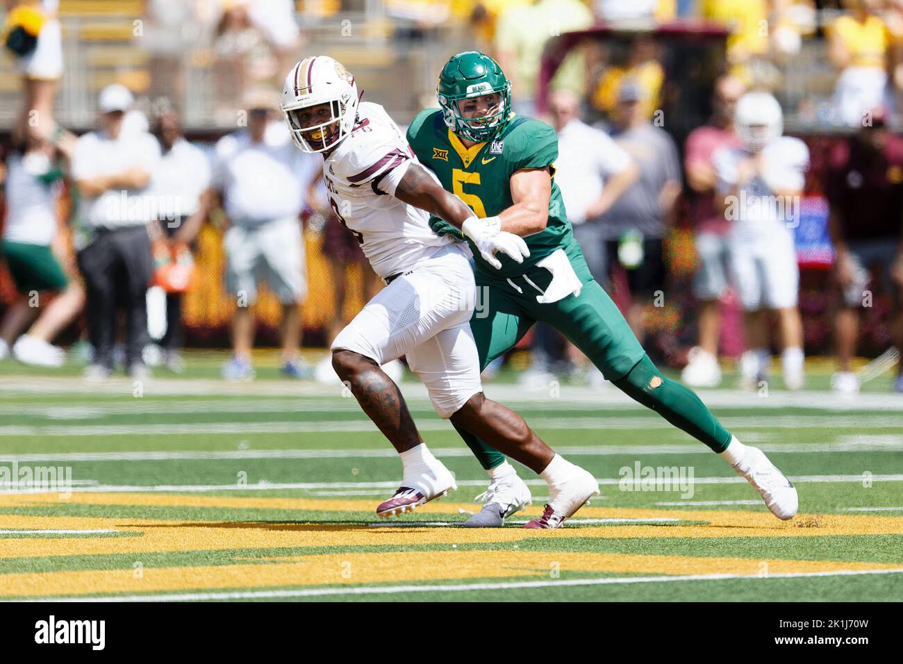 Il running back dei Texas State Bobcats Jahmyl Jeter (28) è coperto dal linebacker dei Baylor Bears Dillon Doyle (5) durante una partita di football universitario della NCAA al McLane Stadium sabato 17 settembre 2022 a Waco, Texas. Baylor ha vinto 42-7. (Eddie Kelly/immagine dello sport) Foto Stock