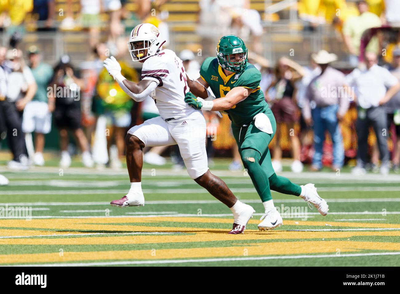 Il running back dei Texas State Bobcats Jahmyl Jeter (28) è coperto dal linebacker dei Baylor Bears Dillon Doyle (5) durante una partita di football universitario della NCAA al McLane Stadium sabato 17 settembre 2022 a Waco, Texas. Baylor ha vinto 42-7. (Eddie Kelly/immagine dello sport) Foto Stock
