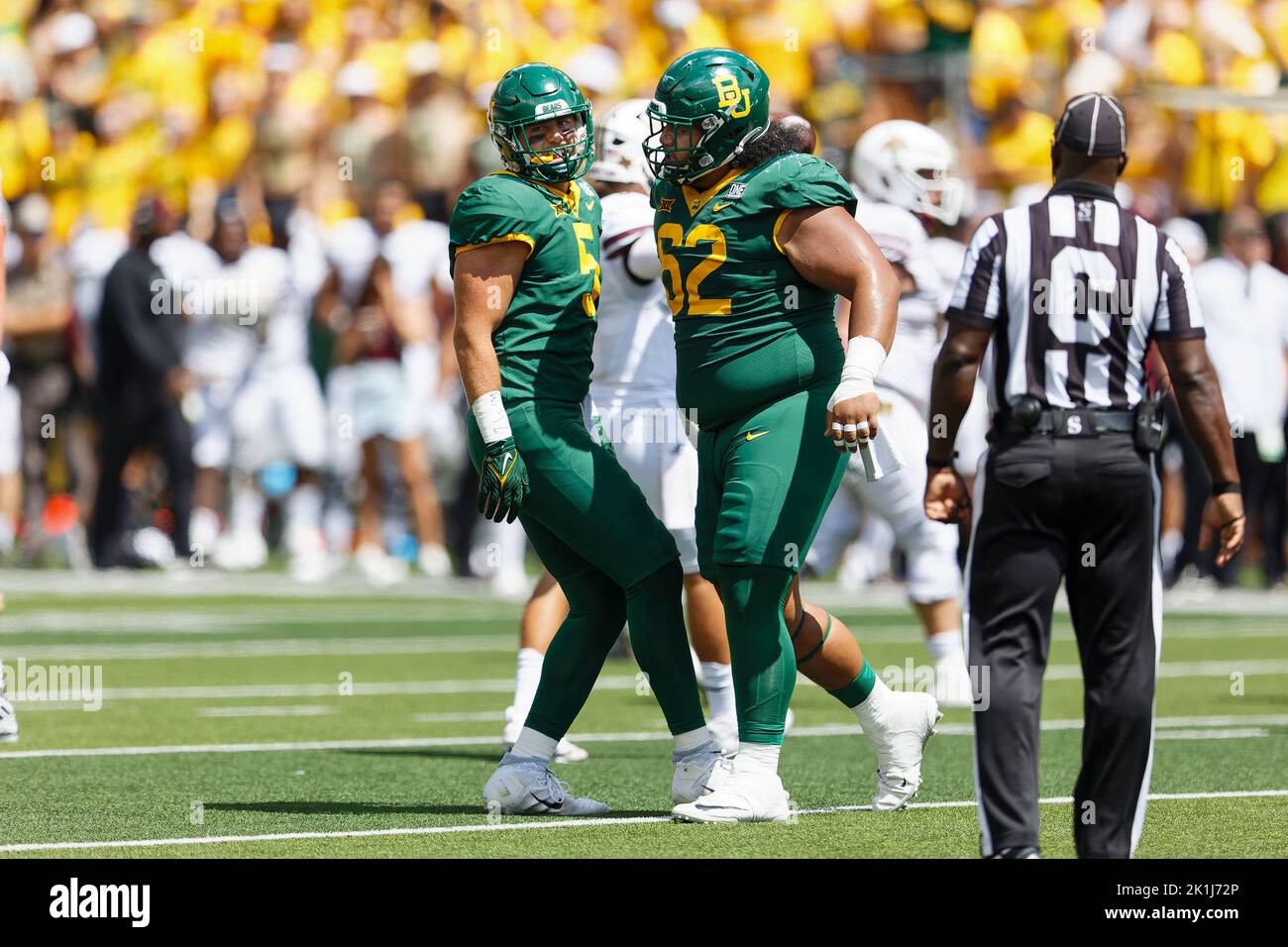 Il linebacker dei Baylor Bears Dillon Doyle (5) e Baylor Bears Siaki Ika (62) contro i Texas State Bobcats durante una partita di football universitario della NCAA al McLane Stadium sabato 17 settembre 2022 a Waco, Texas. Baylor ha vinto 42-7. (Eddie Kelly/immagine dello sport) Foto Stock