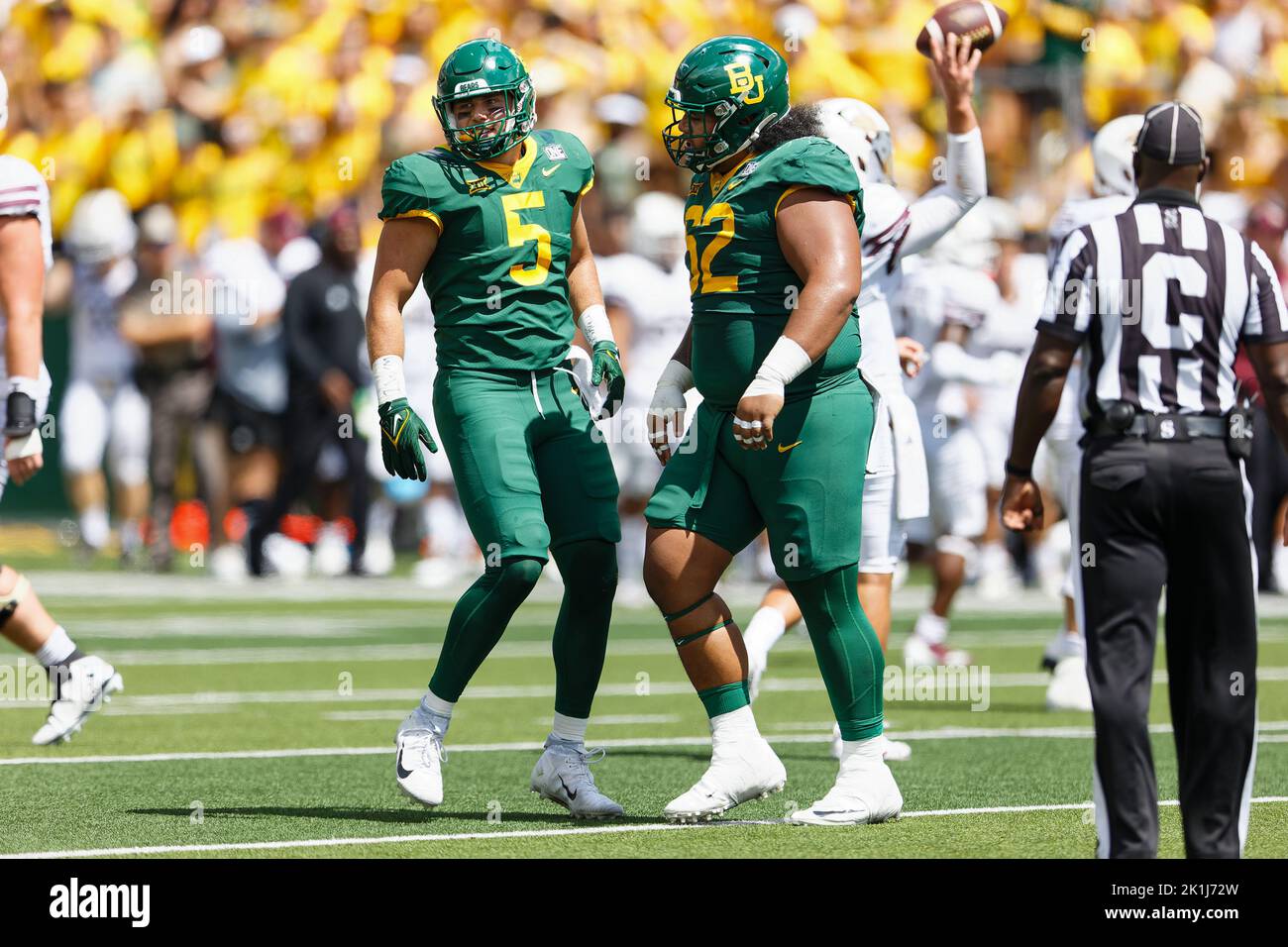 Il linebacker dei Baylor Bears Dillon Doyle (5) e Baylor Bears Siaki Ika (62) contro i Texas State Bobcats durante una partita di football universitario della NCAA al McLane Stadium sabato 17 settembre 2022 a Waco, Texas. Baylor ha vinto 42-7. (Eddie Kelly/immagine dello sport) Foto Stock