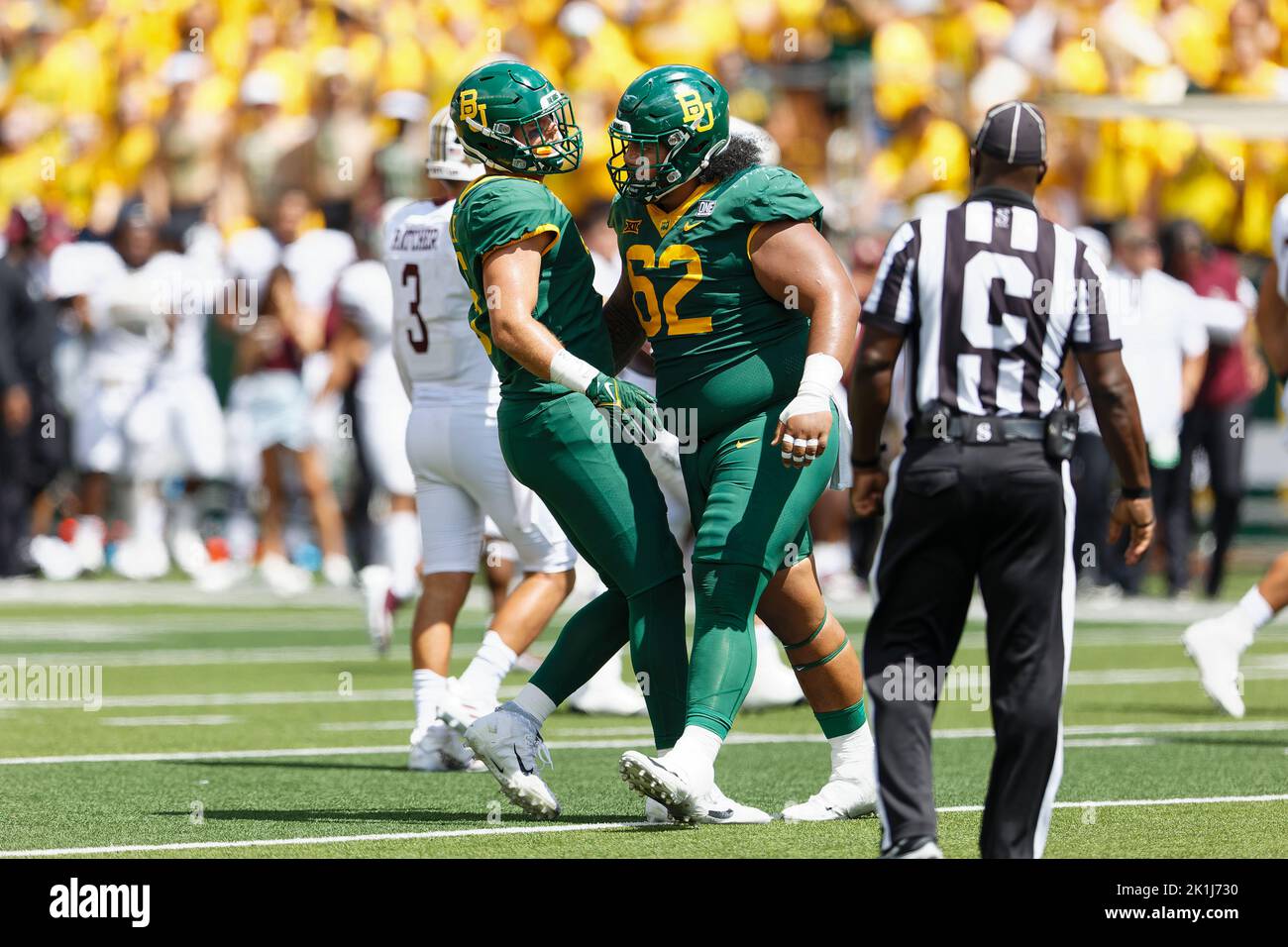 Il linebacker dei Baylor Bears Dillon Doyle (5) e Baylor Bears Siaki Ika (62) contro i Texas State Bobcats durante una partita di football universitario della NCAA al McLane Stadium sabato 17 settembre 2022 a Waco, Texas. Baylor ha vinto 42-7. (Eddie Kelly/immagine dello sport) Foto Stock