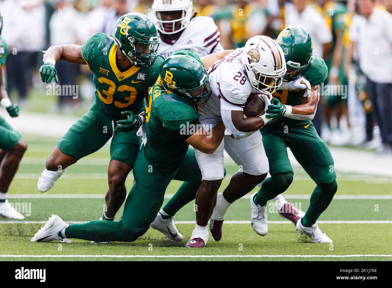 Baylor Bears linebacker Brooks Miller (41), Will Williams (33) e AJ McCarty (19) gang tackle Texas State Bobcats running back Jahmyl Jeter (28) durante una partita di football NCAA al McLane Stadium sabato 17 settembre 2022, a Waco, Texas. Baylor ha vinto 42-7. Baylor ha vinto 42-7. (Eddie Kelly/immagine dello sport) Foto Stock