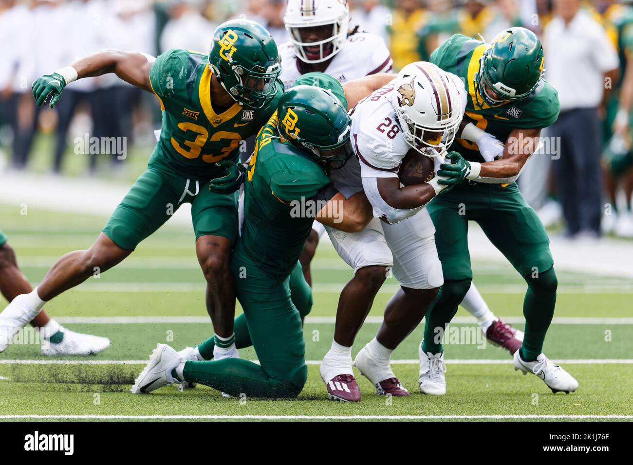 Baylor Bears linebacker Brooks Miller (41), Will Williams (33) e AJ McCarty (19) gang tackle Texas State Bobcats running back Jahmyl Jeter (28) durante una partita di football NCAA al McLane Stadium sabato 17 settembre 2022, a Waco, Texas. Baylor ha vinto 42-7. Baylor ha vinto 42-7. (Eddie Kelly/immagine dello sport) Foto Stock