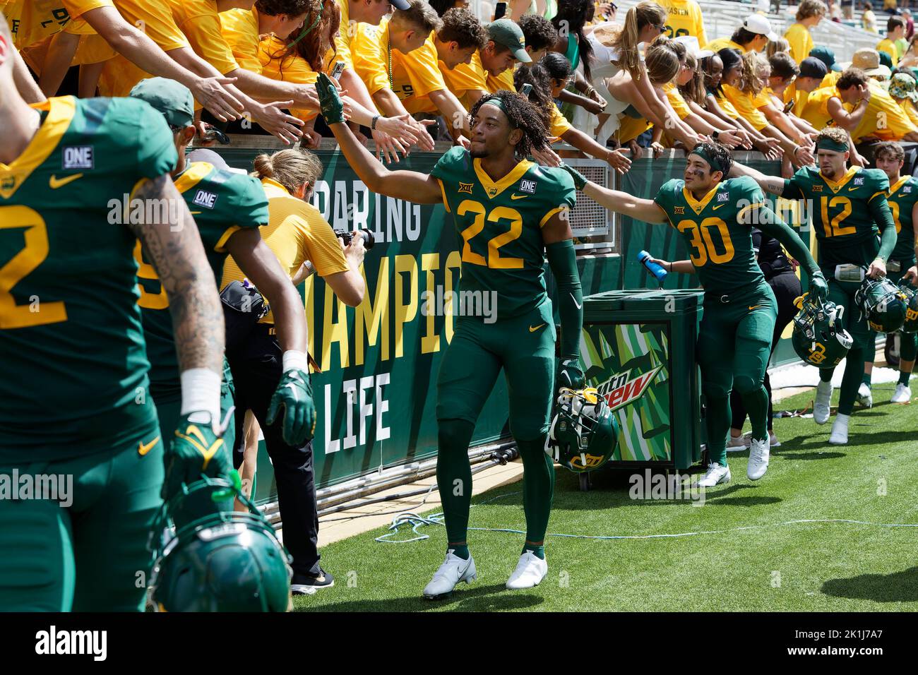 Il cornerback dei Baylor Bears Reggie Bush (22) combatte la sezione studentesca dopo la partita di football NCAA contro i Texas State Bobcats al McLane Stadium sabato 17 settembre 2022 a Waco, Texas. Baylor ha vinto 42-7. (Eddie Kelly/immagine dello sport) Foto Stock