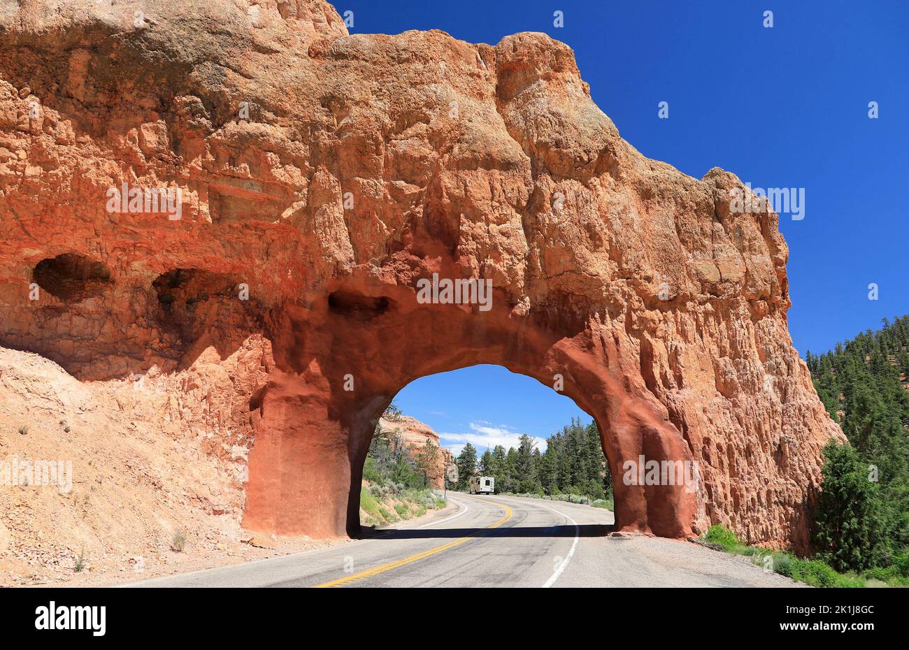 Strada del tunnel con un'auto di casa sullo sfondo nella zona di Zion Canyon, Utah, USA Foto Stock
