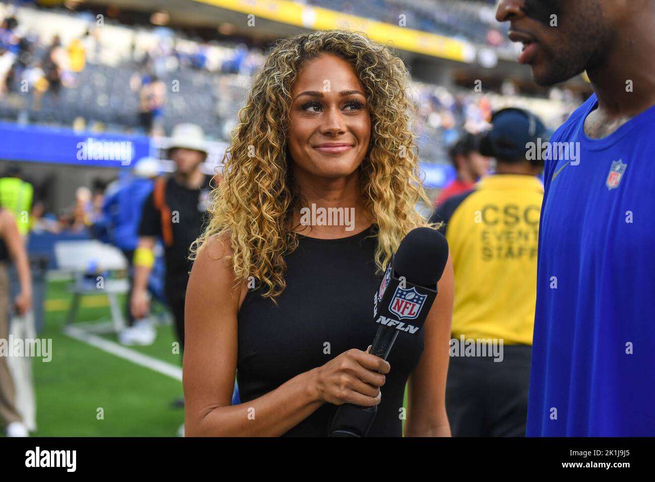 Kayla Burton, reporter della NFL Network, parla con il ricevitore Allen Robinson II di Los Angeles Rams durante una partita NFL, domenica 18 settembre 2022, a Inglewoo Foto Stock