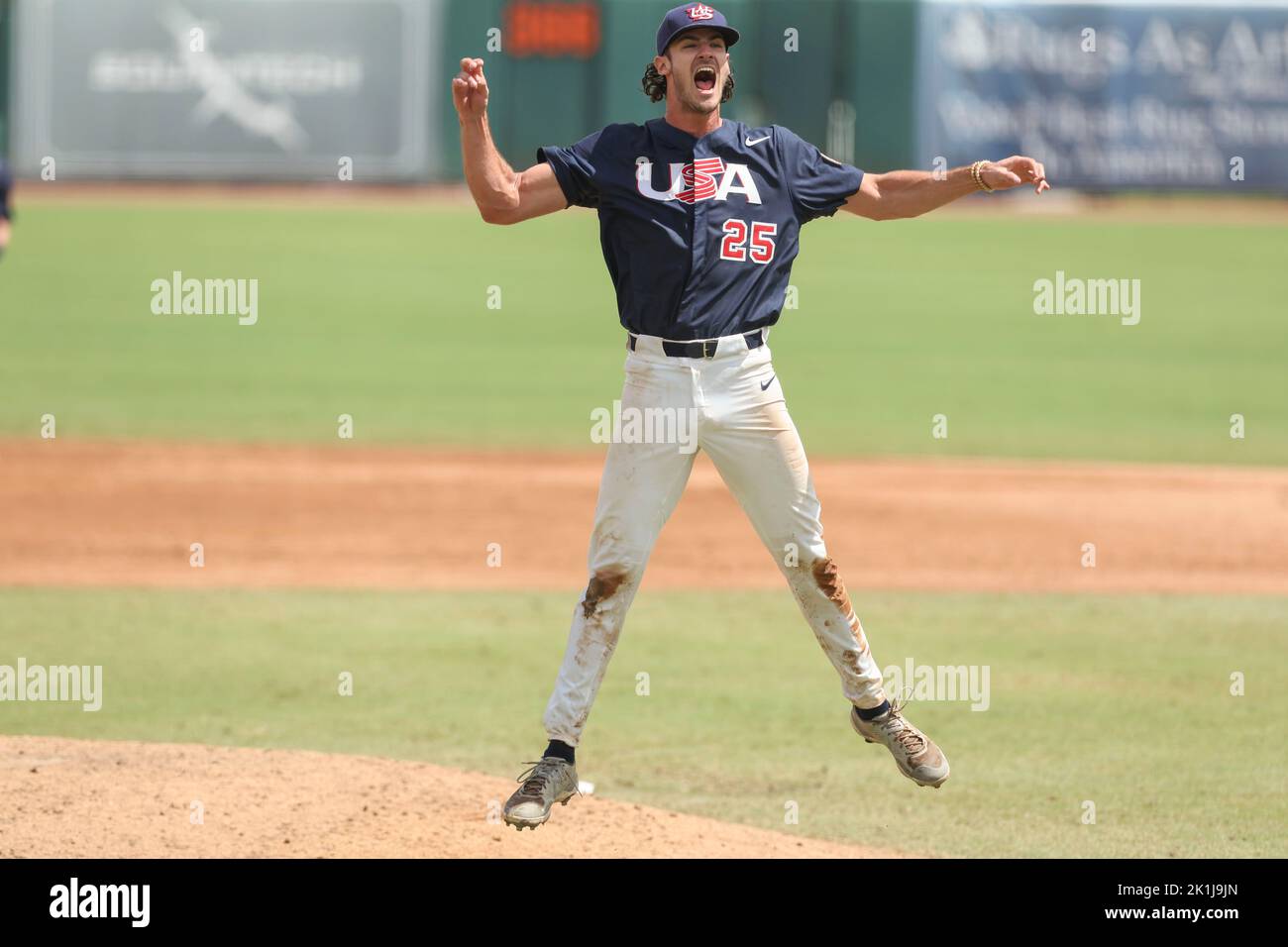 Sarasota, Florida. USA; Bryce Elderidge (25), il lanciatore del Team USA, ottiene l'ultima pastella a colpire e gli Stati Uniti la vittoria e la medaglia d'oro in un gioco agai Foto Stock