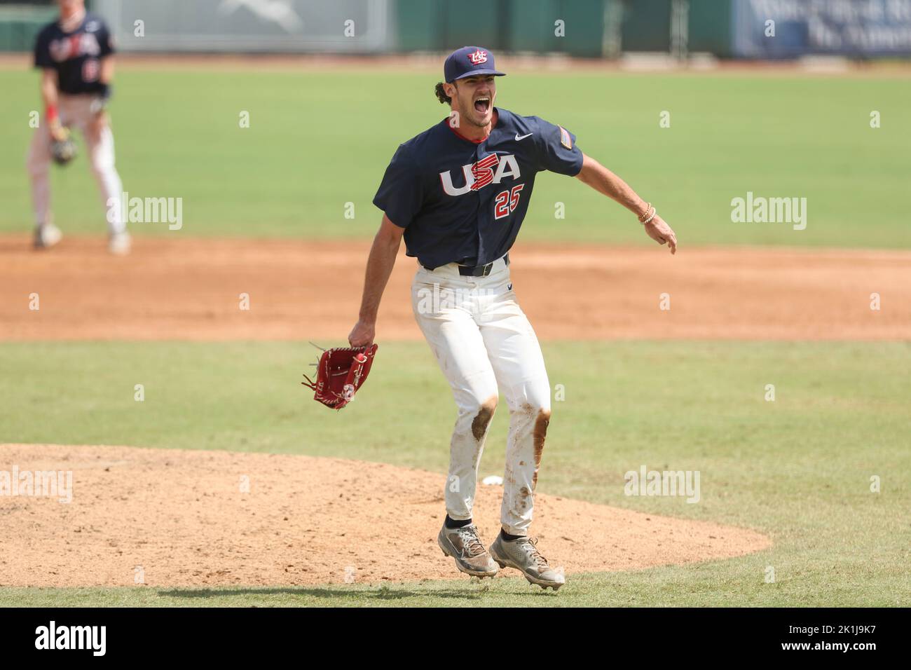 Sarasota, Florida. USA; Bryce Elderidge (25), il lanciatore del Team USA, ottiene l'ultima pastella a colpire e gli Stati Uniti la vittoria e la medaglia d'oro in un gioco agai Foto Stock