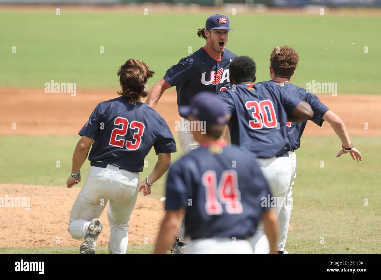Sarasota, Florida. USA; Bryce Elderidge (25), il lanciatore del Team USA, ottiene l'ultima pastella a colpire e gli Stati Uniti la vittoria e la medaglia d'oro in un gioco agai Foto Stock