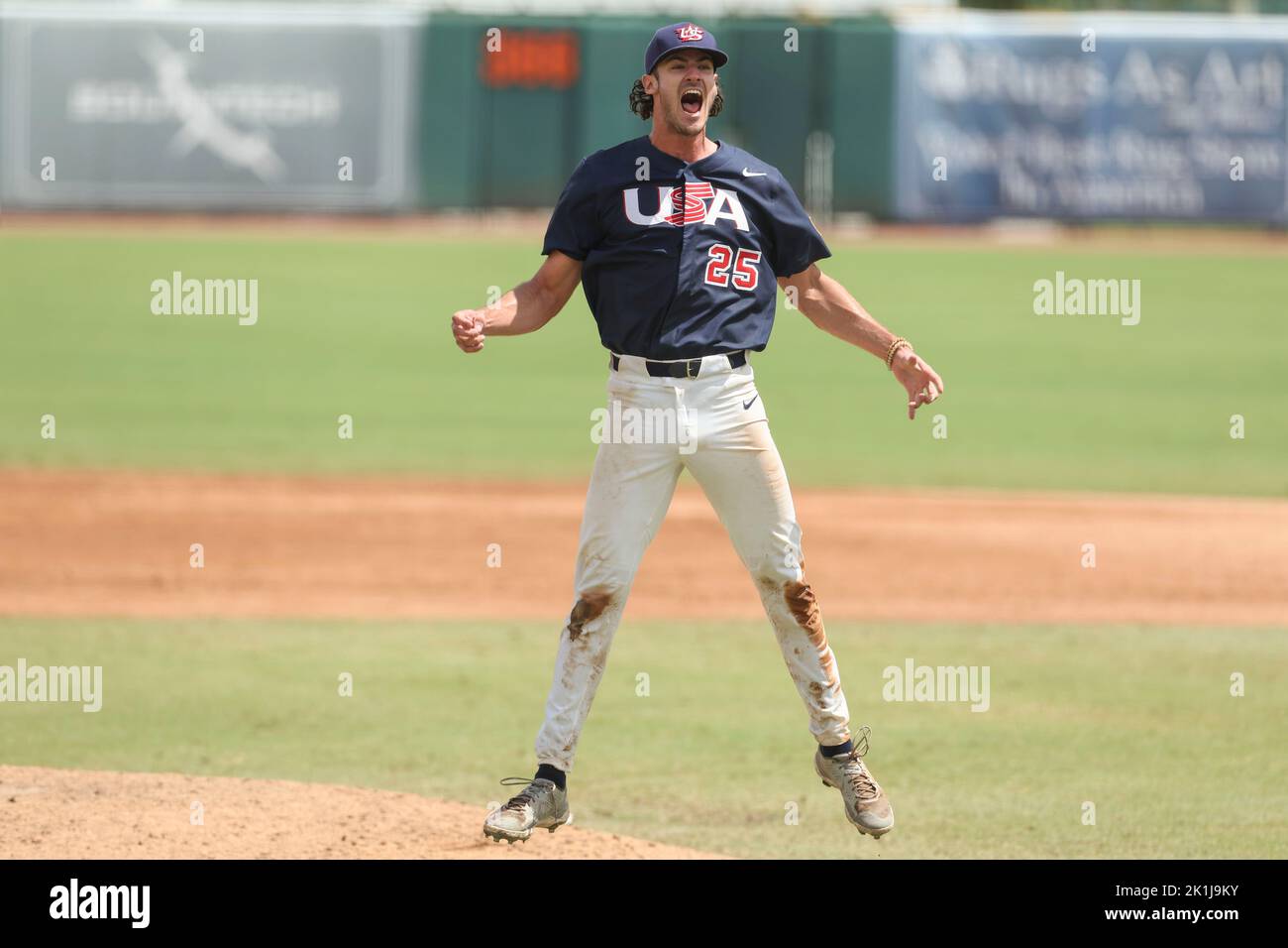 Sarasota, Florida. USA; Bryce Elderidge (25), il lanciatore del Team USA, ottiene l'ultima pastella a colpire e gli Stati Uniti la vittoria e la medaglia d'oro in un gioco agai Foto Stock