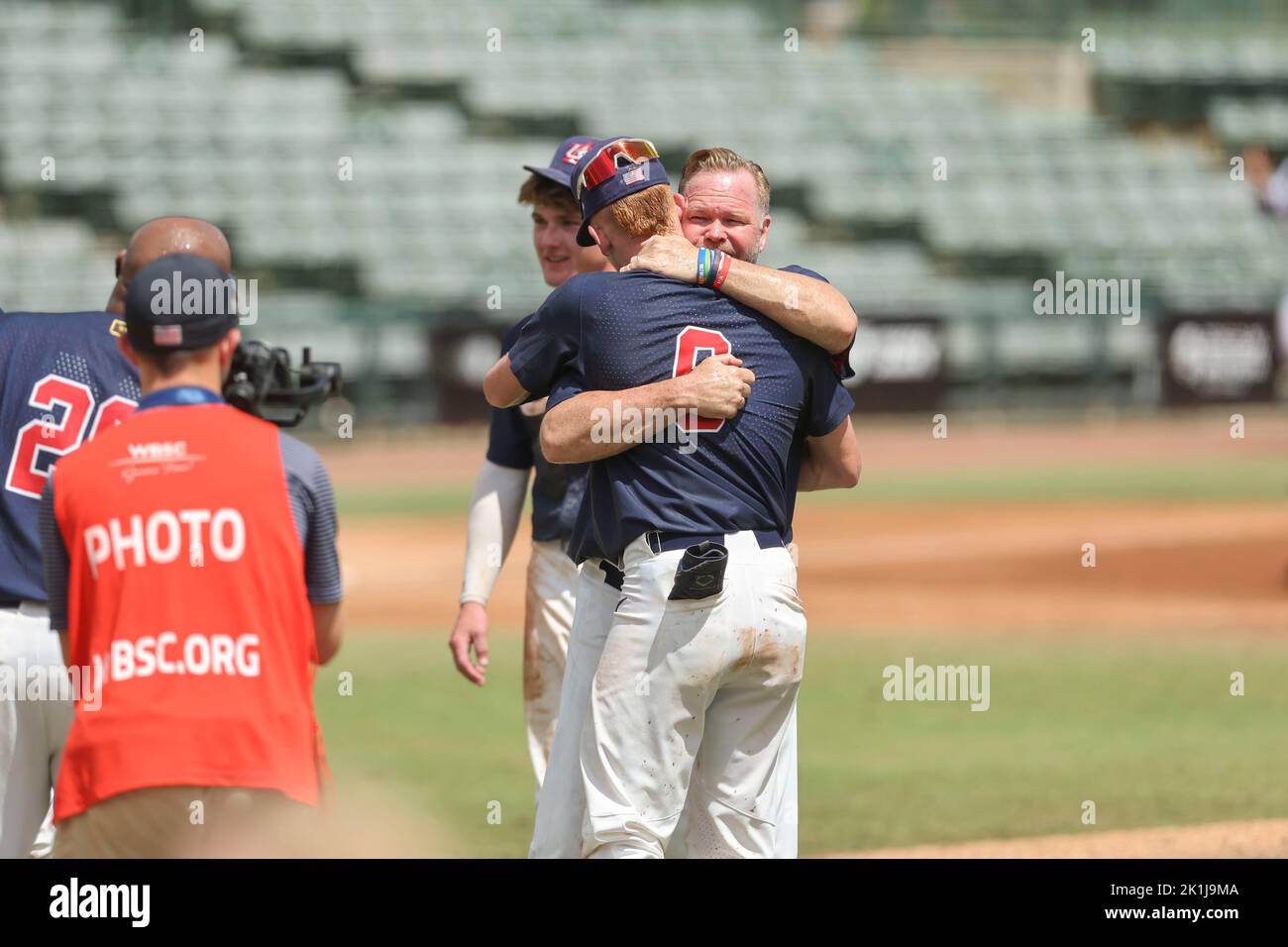 Sarasota, Florida. USA; Team USA capo allenatore Denny Hocking hugs shortstop Dylan Cupp (6) dopo la medaglia d'oro contro il Taipei cinese nel mondo 18-U. Foto Stock