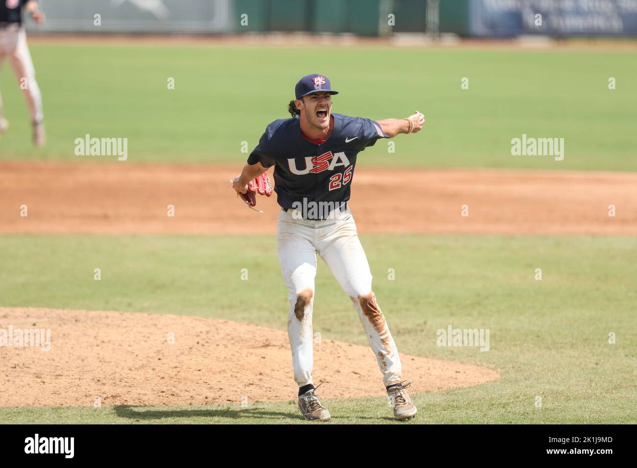 Sarasota, Florida. USA; Bryce Elderidge (25), il lanciatore del Team USA, ottiene l'ultima pastella a colpire e gli Stati Uniti la vittoria e la medaglia d'oro in un gioco agai Foto Stock