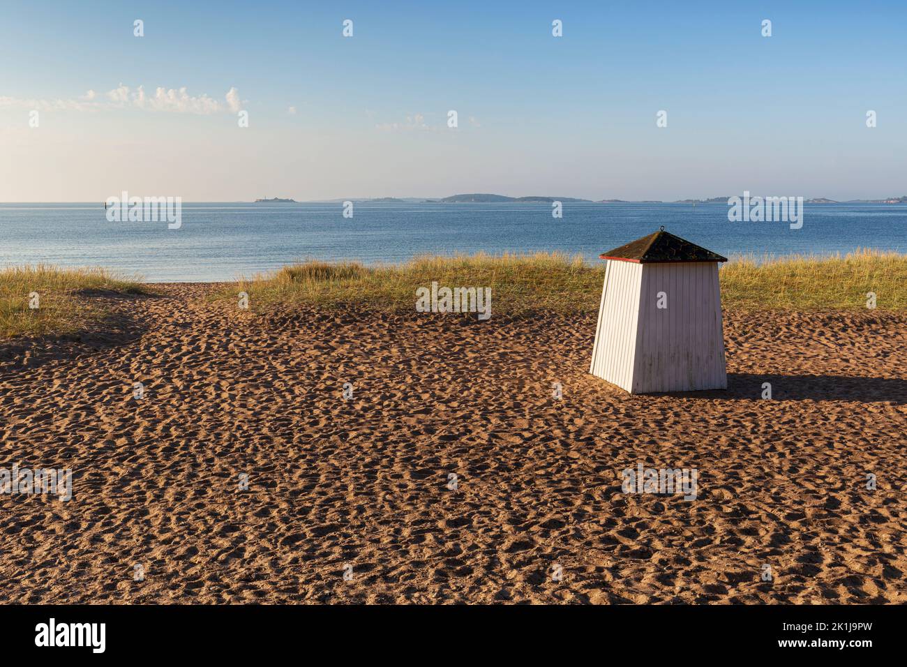 Cabina di legno o capanna presso la spiaggia vuota e sabbiosa di Tulliniemi a Hanko, Finlandia, in una mattinata di sole in estate. Foto Stock