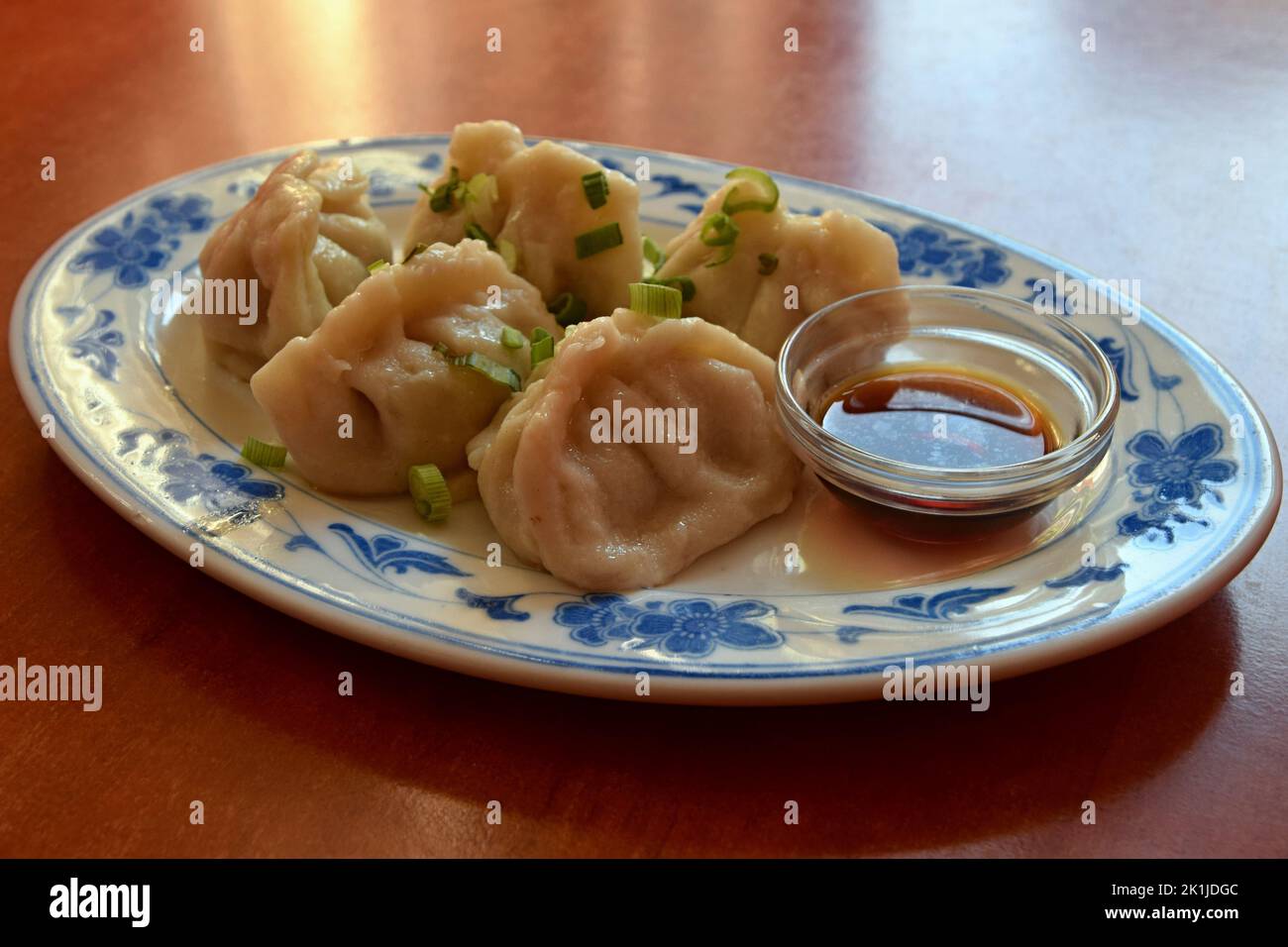 Gnocchi cinesi, jiao zi, con ripieno di carne e verdure. Foto Stock