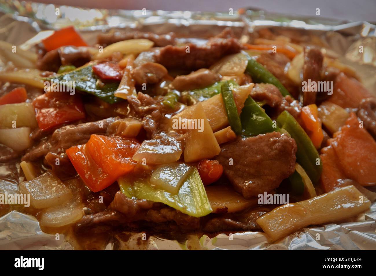 Piatto caldo manzo sfrigolante con verdure varie, una delle specialità cinesi e delicatezza. Foto Stock