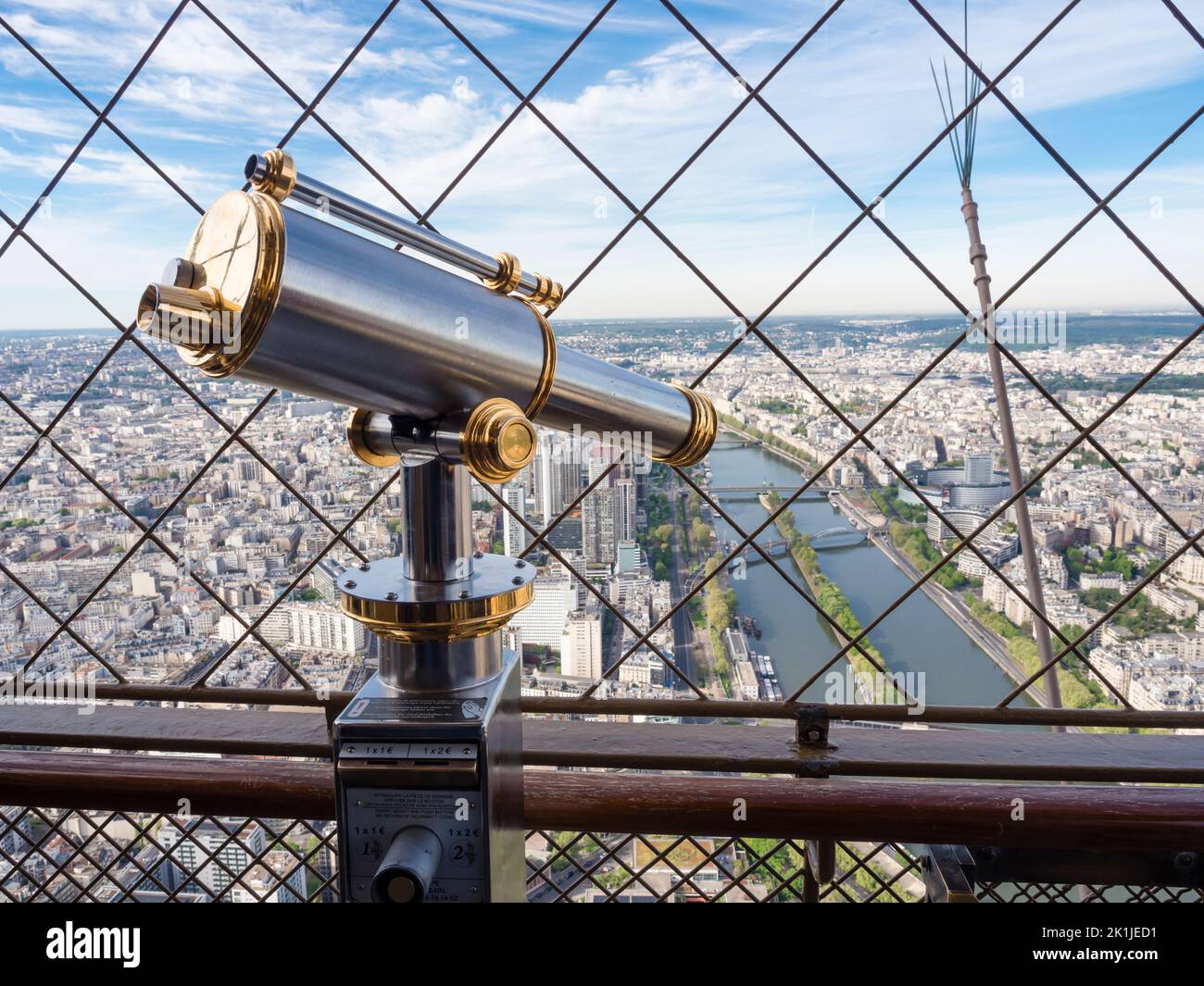 Parigi, Francia - 18 aprile 2022: Uno dei telescopi vintage a gettoni presso la piattaforma di osservazione sulla sommità della torre Eiffel. Foto Stock