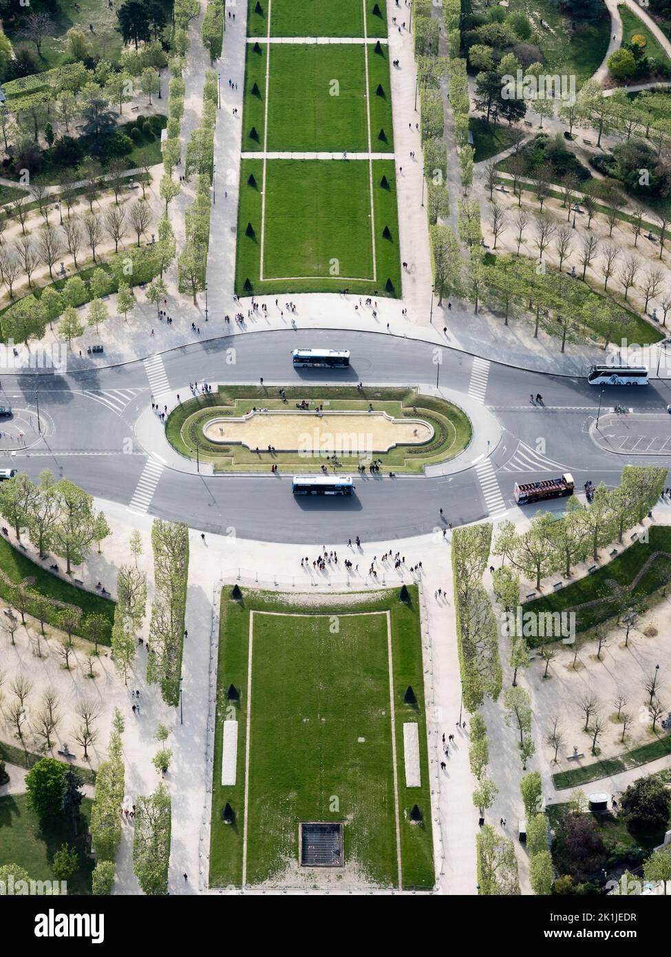 Parigi, Francia - 18 aprile 2022: Vista dall'alto sul traffico di Champ de Mars. Guardando verso il basso dalla Torre Eiffel in direzione sud-est. Foto Stock
