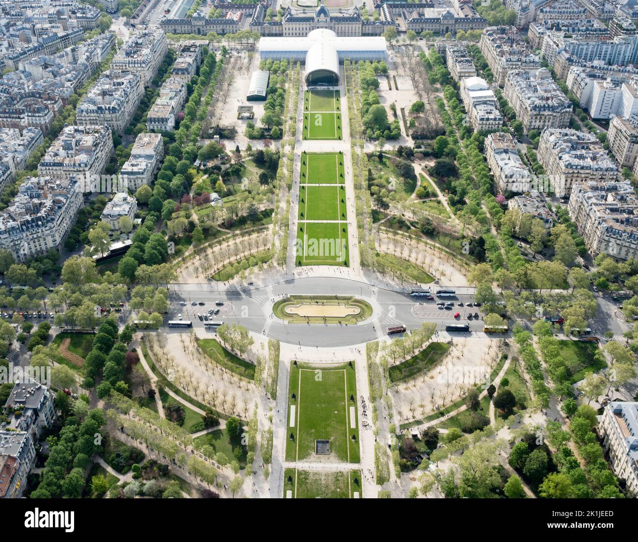 Parigi, Francia - 18 aprile 2022: Vista dall'alto a Champ de Mars, guardando dalla Torre Eiffel verso sud-est in direzione École Militaire. Foto Stock