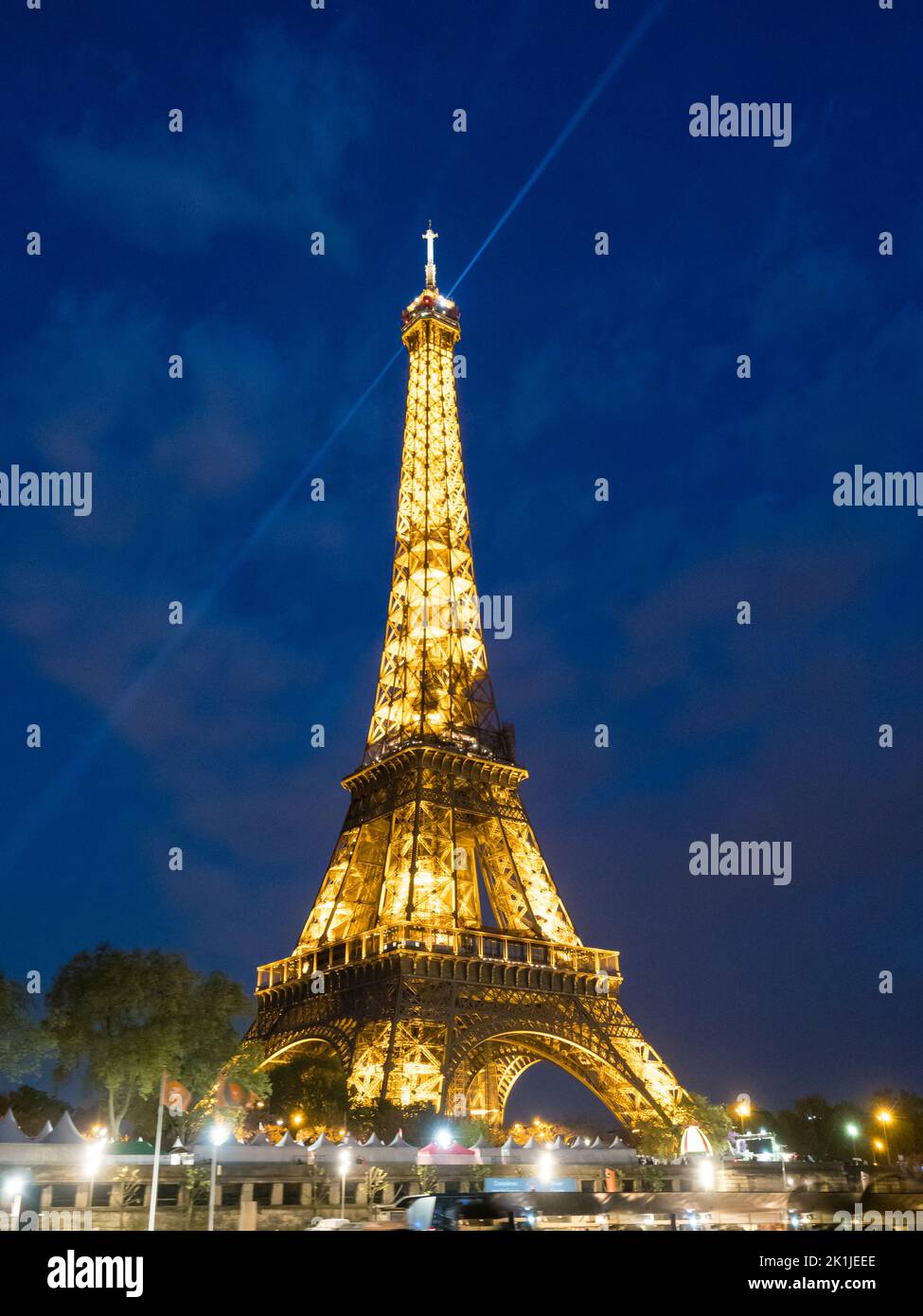 Parigi, Francia - 19 aprile 2022: Torre Eiffel illuminata di notte Foto Stock