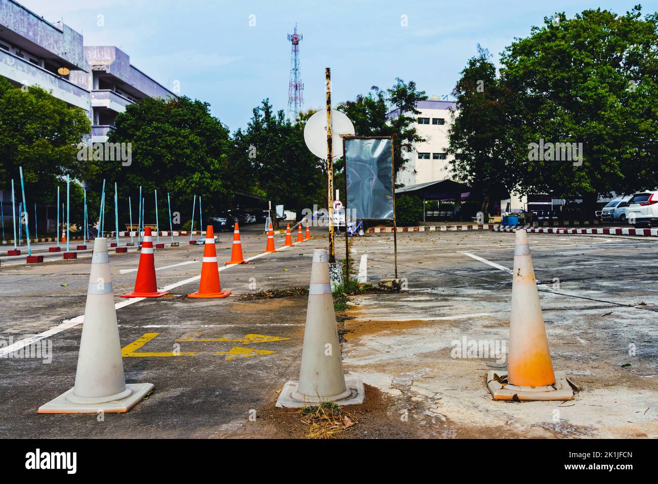 Test di guida e area di addestramento con test di simulazione per patente di guida. Scuola di guida pratica zona di traffico con pole segnaletica e coni arancioni e la strada Foto Stock