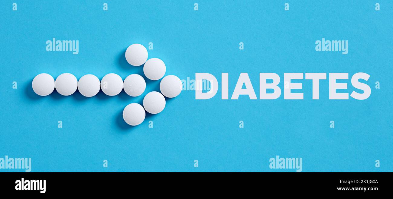 Forma di freccia fatta di pillole mediche che indicano la parola diabete. Concetto di trattamento del diabete e dell'uso della droga. Foto Stock