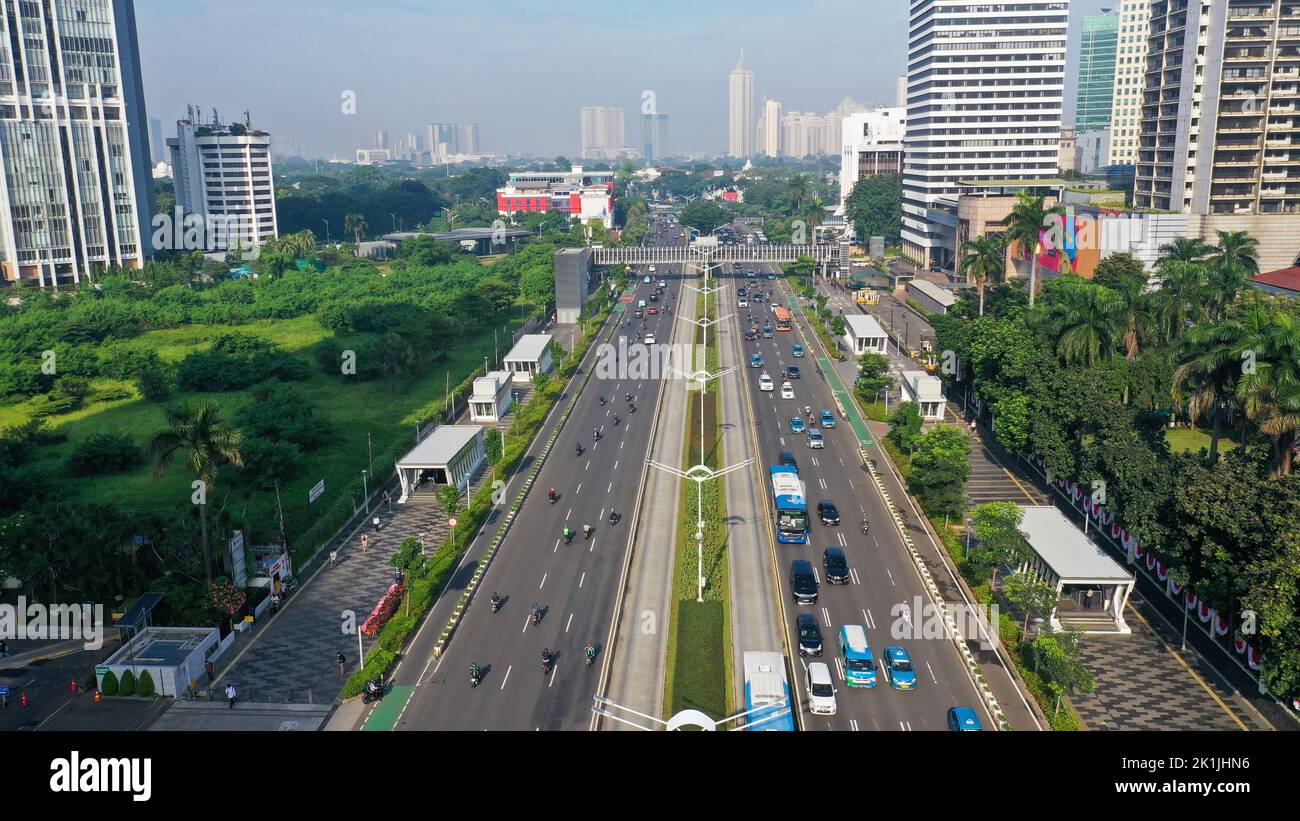 Foto aerea del traffico frenetico di Giacarta in ore di punta con moto e auto sulla strada Foto Stock