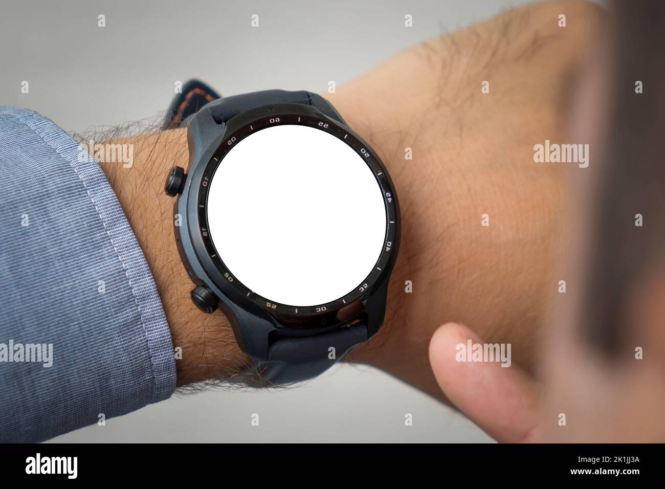 Lo schermo vuoto dello smartwatch è un mock-up indossabile in mano. Orologio a mano metallico in acciaio mockup banda metallica. Presentazione del design dello smartwatch display vuoto temp Foto Stock