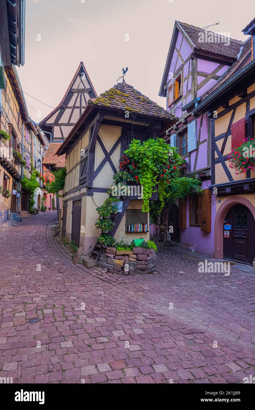 Una serata estiva nel villaggio di Eguisheim in Alsazia, Francia. Foto Stock