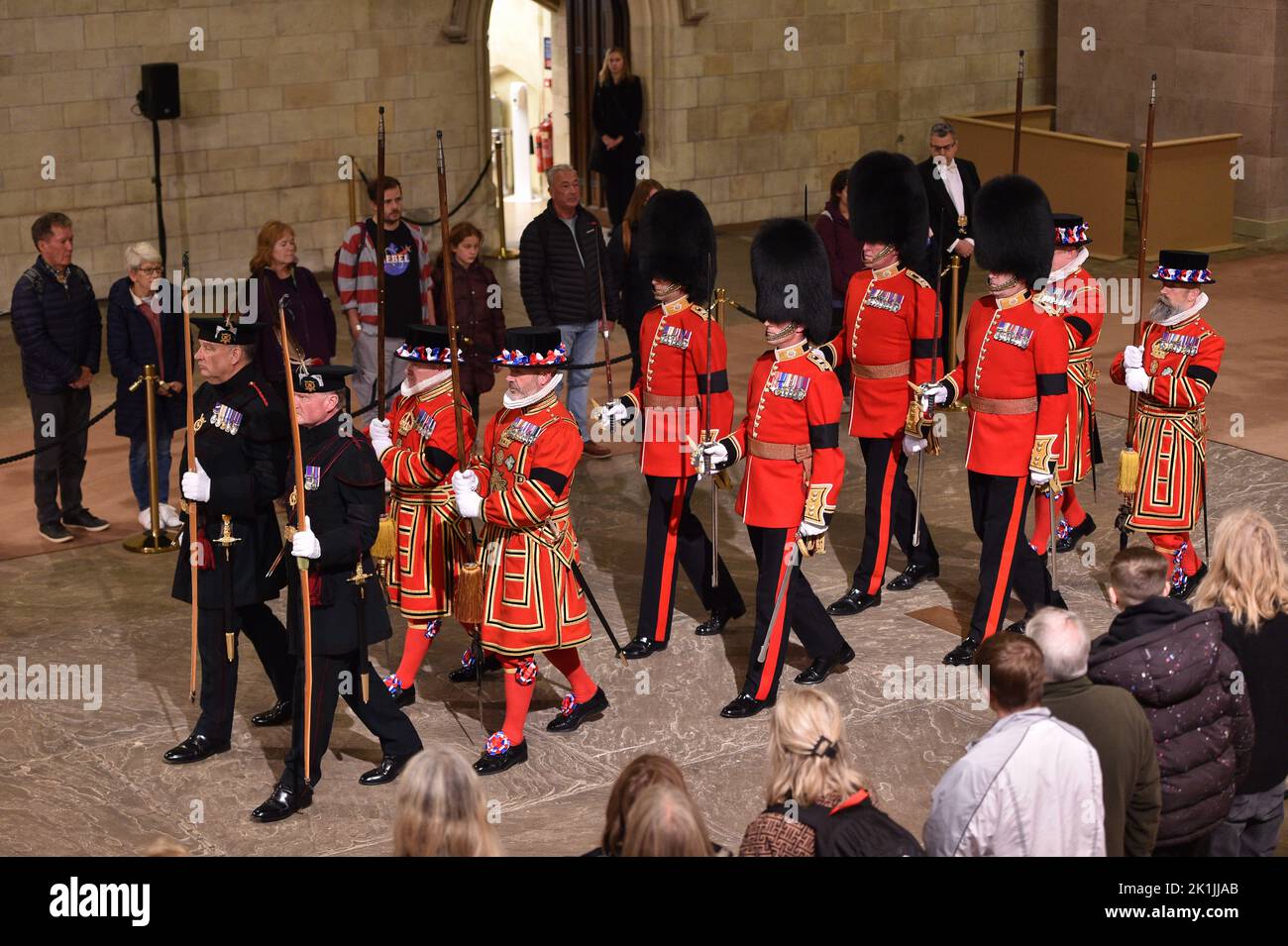 I pianti camminano oltre la bara della regina Elisabetta II sulla catafalque a Westminster Hal, l'ultima notte della sua posa in stato. Foto Stock