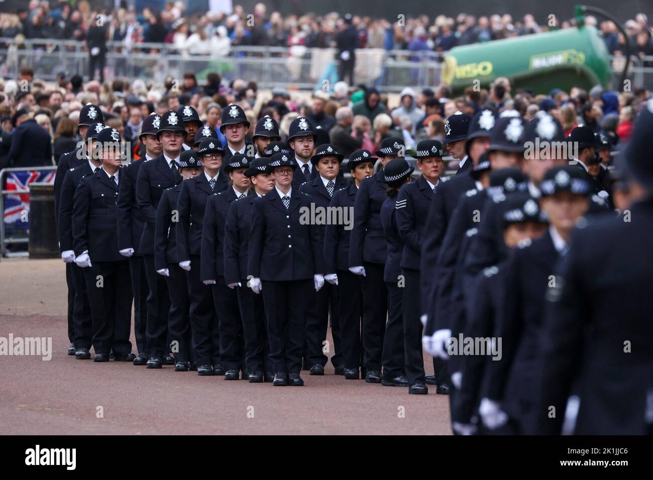 I poliziotti si preparano il giorno del funerale e della sepoltura della regina Elisabetta britannica, a Londra, in Gran Bretagna, il 19 settembre 2022. REUTERS/Tom Nicholson Foto Stock