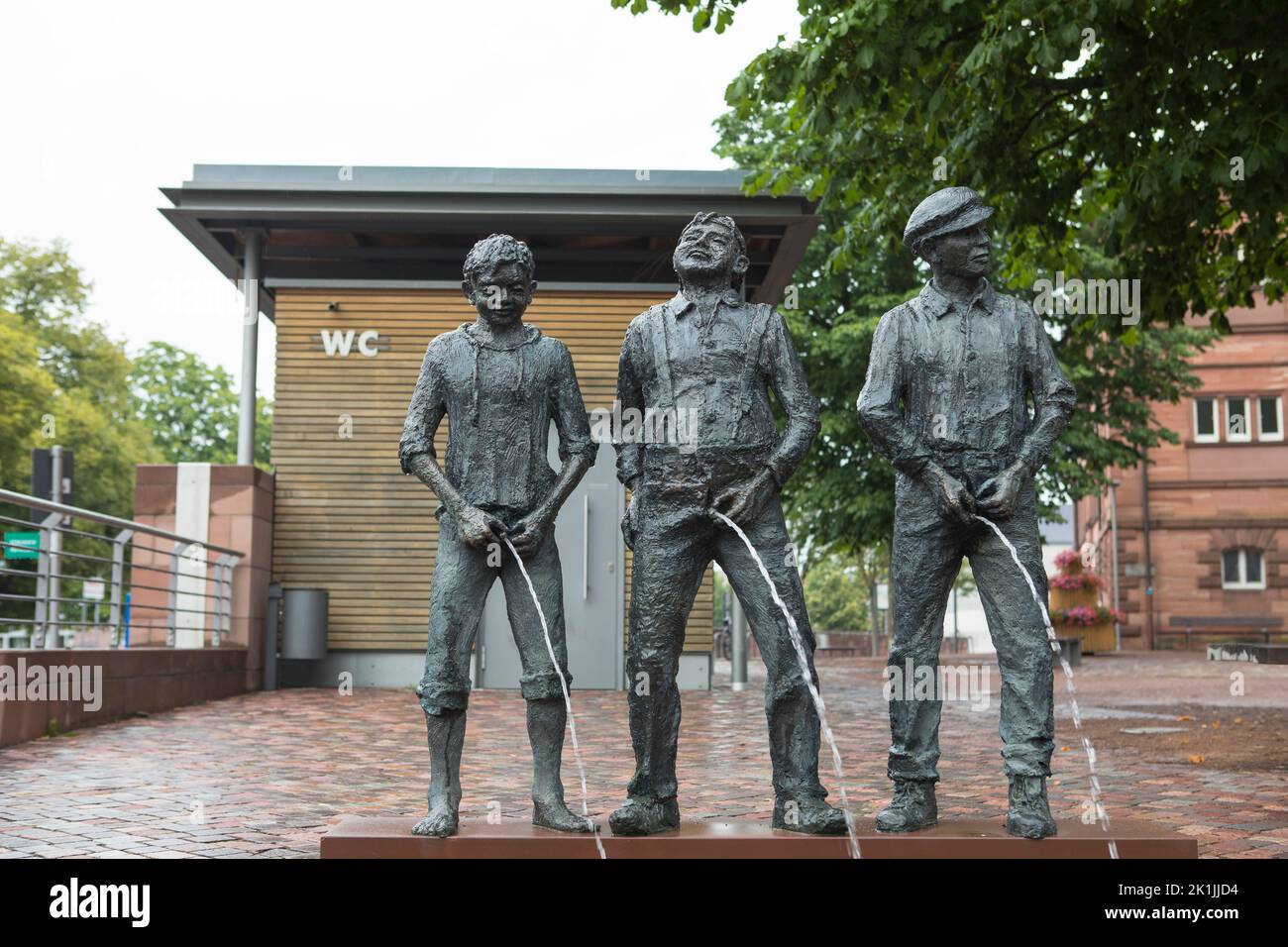 La scultura dei ragazzi di peeing 'Staffelbrunserbrunnen' nella città interna di Miltenberg, Germania Foto Stock