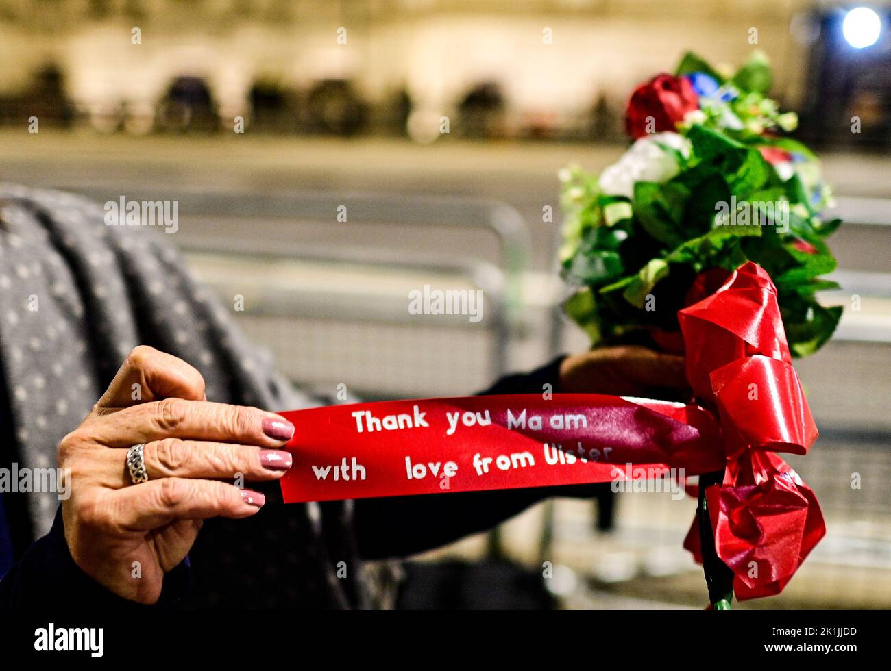 Londra, Regno Unito. 18th Set, 2022. Una donna mostra un messaggio sul nastro di un bouquet funebre mentre attende una processione funebre su Whitehall Avenue, Londra, Gran Bretagna, il 18 settembre 2022, Il giorno prima dei funerali della regina Elisabetta II Credit: Roman Vondrous/CTK Photo/Alamy Live News Foto Stock