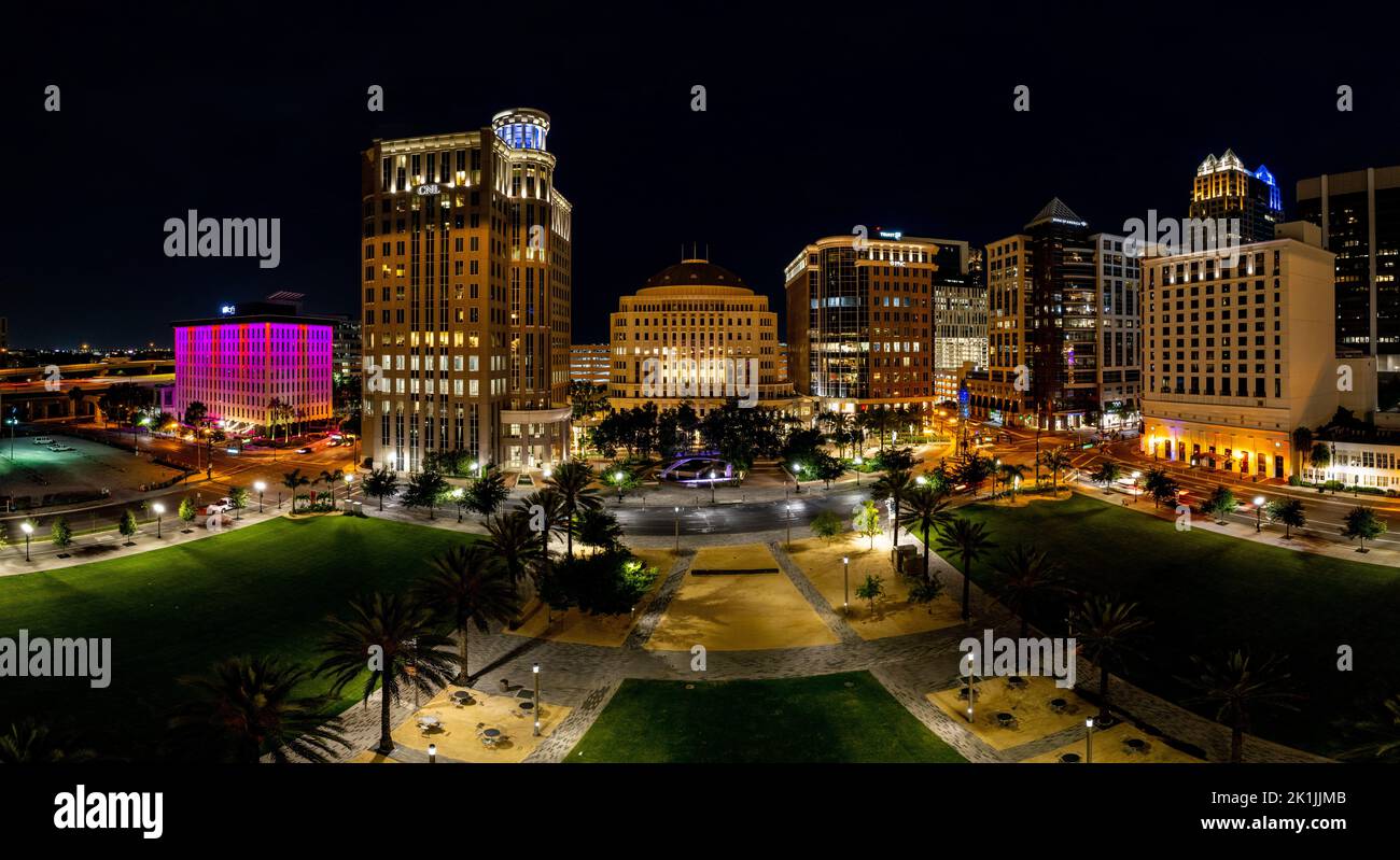 La vista aerea del parco e degli edifici del centro di Orlando sotto il cielo notturno Foto Stock