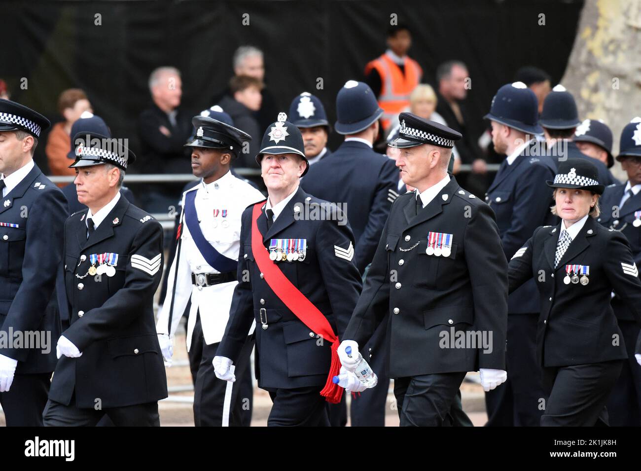 Londra, Regno Unito. 19th Set, 2022. Poliziotti durante la costruzione fino al funerale della regina Elisabetta ll sul Mall Credit: MARTIN DALTON/Alamy Live News Foto Stock