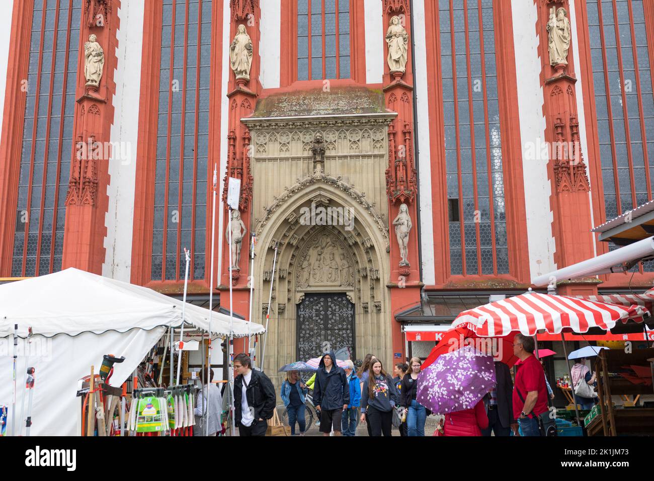 Wurzburg, Germania, la gente che acquista al mercato locale di fronte alla chiesa tardo gotica 'Marienkappelle' Foto Stock