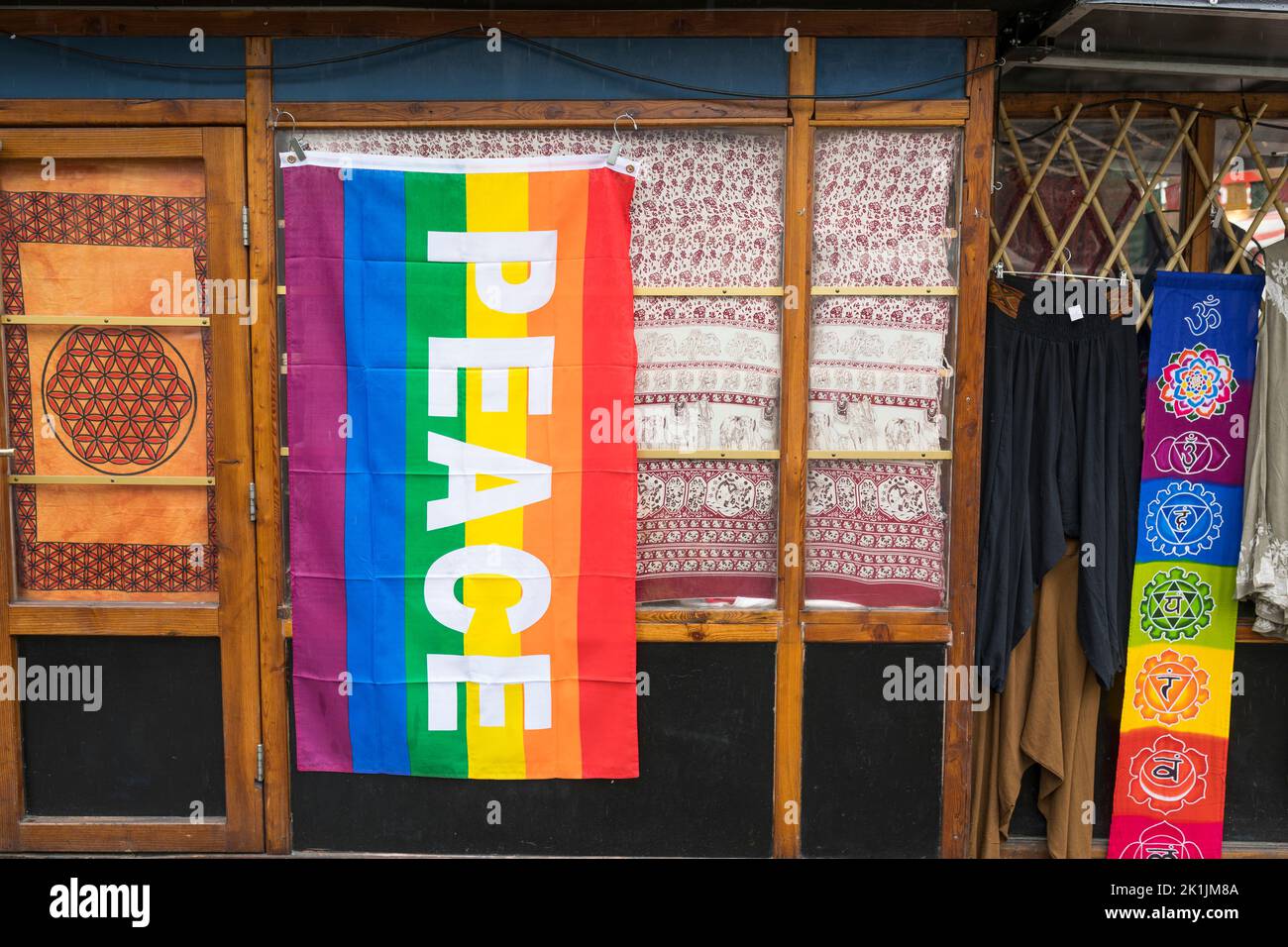 Bandiera colorata che dichiara la pace Foto Stock