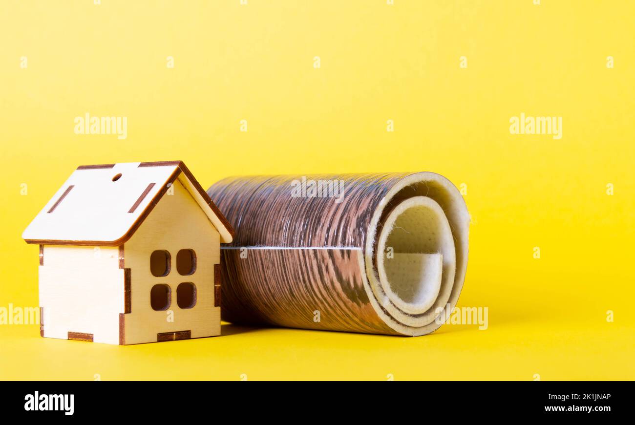 Pavimenti in una casa di legno. Linoleum e una piccola casa. Foto Stock