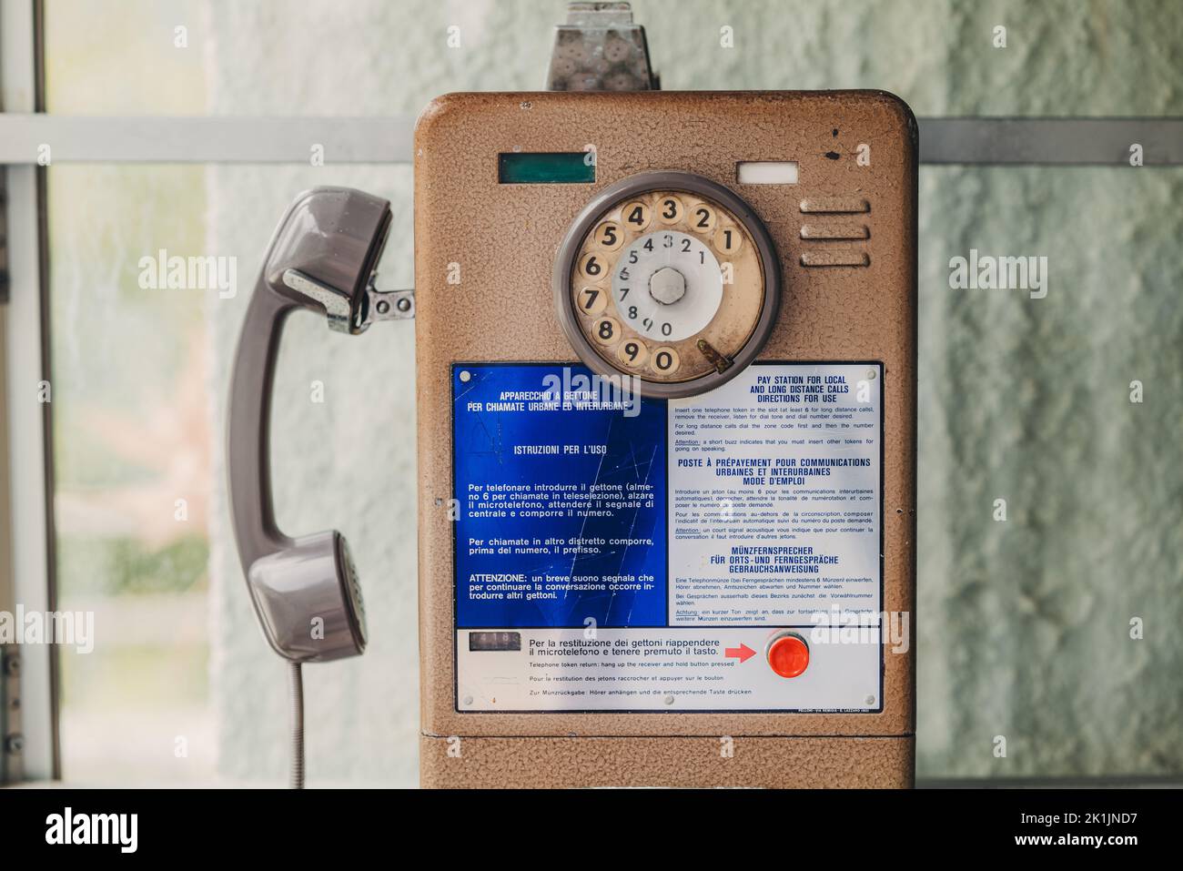 ITALIA, SETTEMBRE 2022: Un vecchio telefono pubblico d'epoca Foto Stock
