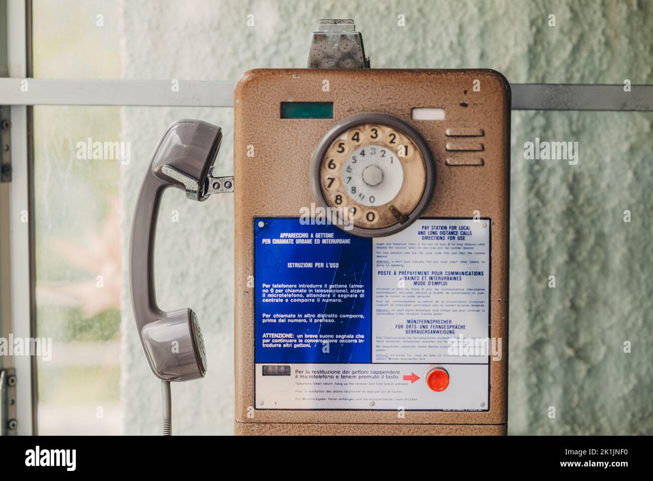 ITALIA, SETTEMBRE 2022: Un vecchio telefono pubblico d'epoca Foto Stock
