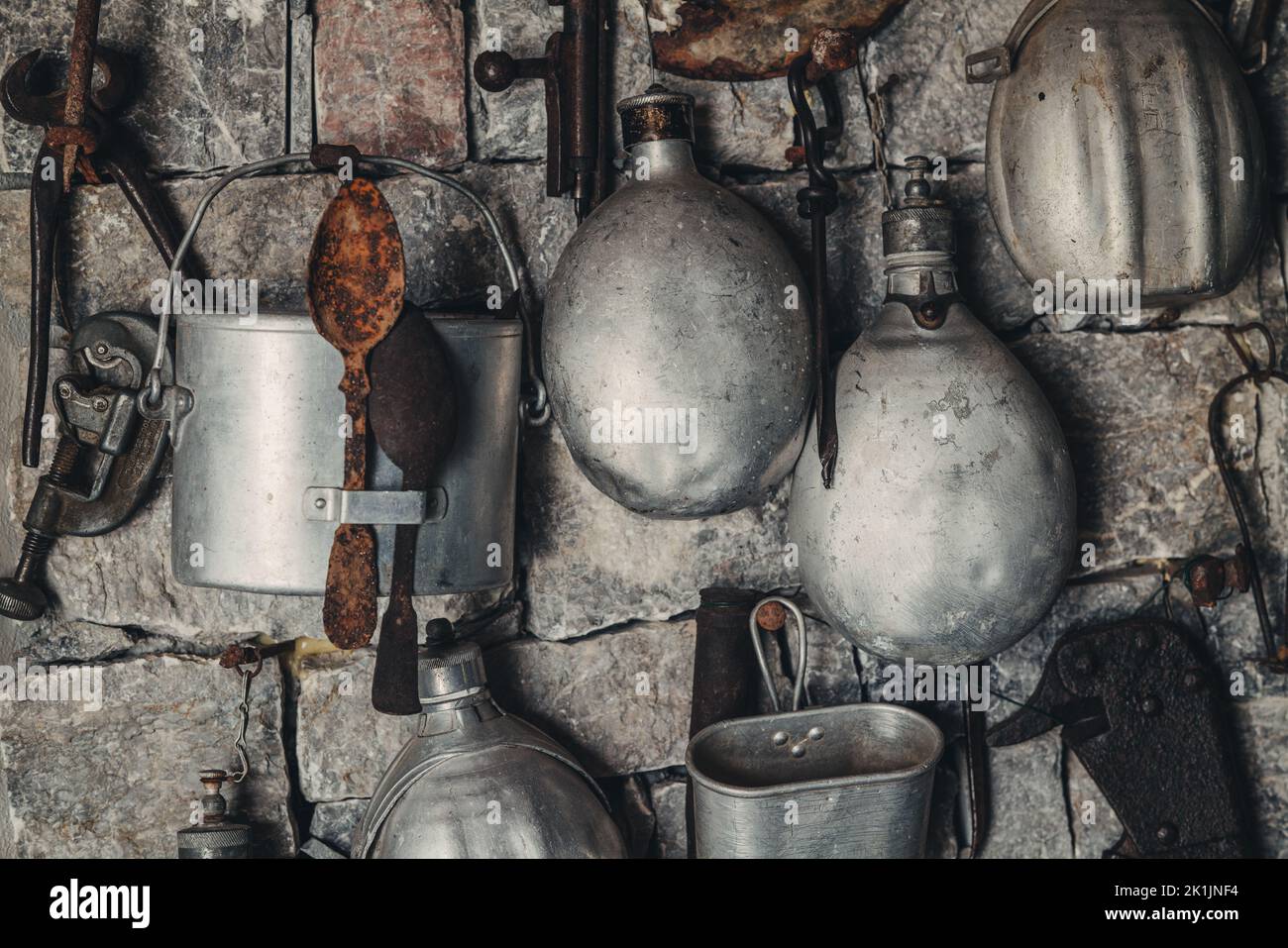 Appendere utensili vintage e utensili da cucina dai tempi della guerra mondiale Foto Stock