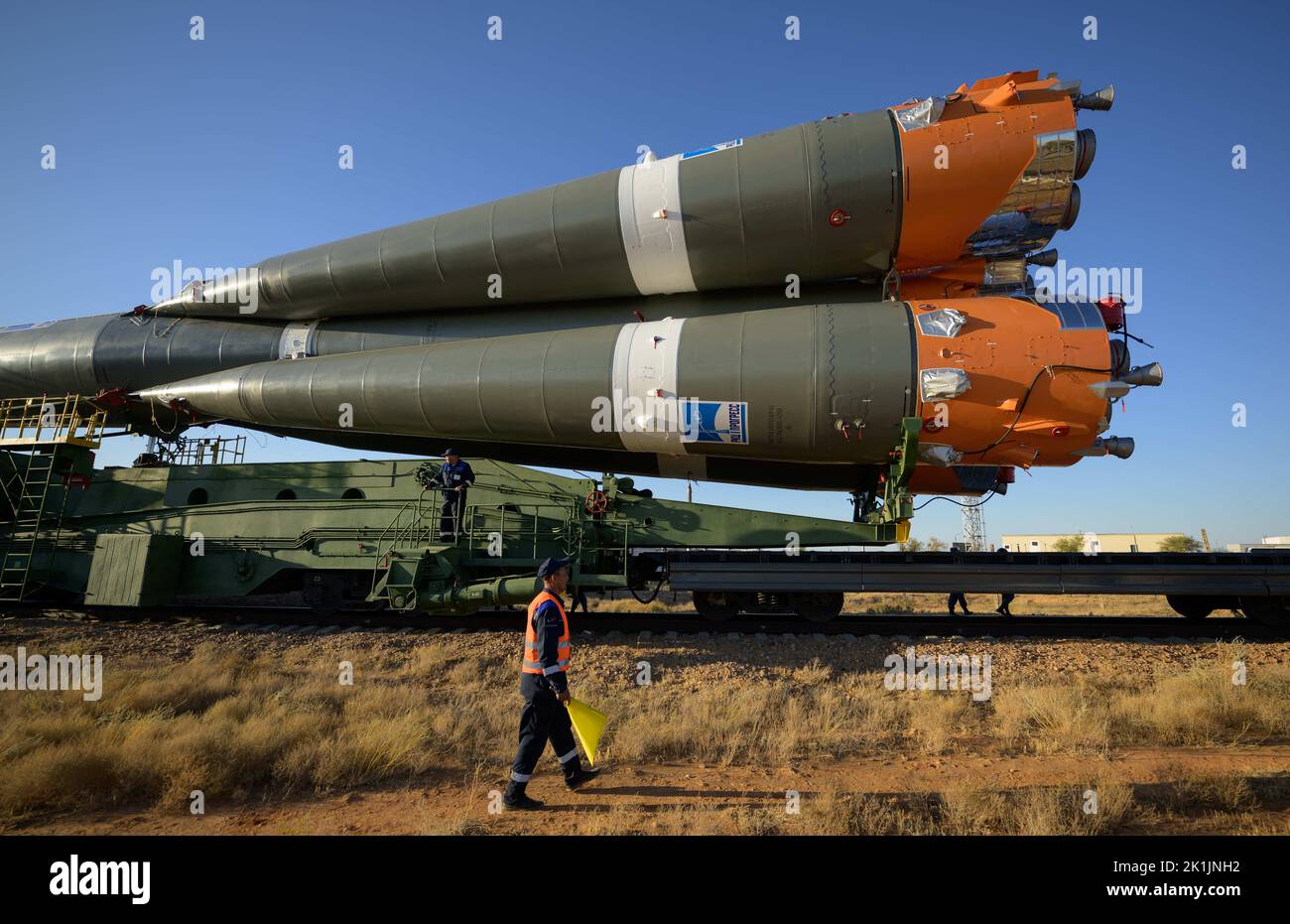 Kazakistan. 18th Set, 2022. Il razzo Soyuz viene lanciato in treno al piazzale di lancio del sito 31, domenica 18 settembre 2022, al Cosmodrome di Baikonur in Kazakistan. Spedizione 68 astronauta Frank Rubio della NASA, e cosmonauti Sergey Prokopyev e Dmitri Petelin di Roscosmos sono previsti per il lancio a bordo della loro navicella spaziale Soyuz MS-22 il 21 settembre 2022. Photo by Bill Ingalls/NASA via CNP/ABACAPRESS.COM Credit: Abaca Press/Alamy Live News Credit: Abaca Press/Alamy Live News Foto Stock