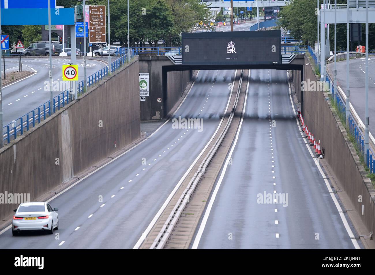 A38m Aston Expressway, Birmingham, Inghilterra - Settembre 19th 2022 - Un sistema di contraflow di solito impacchettato sulla Aston Expressway di Birmingham dal raccordo Spaghetti in città è quasi privo di veicoli, come la gente rimane a casa per guardare il funerale di stato della Regina. Credit: Scott CM/Alamy Live News Foto Stock