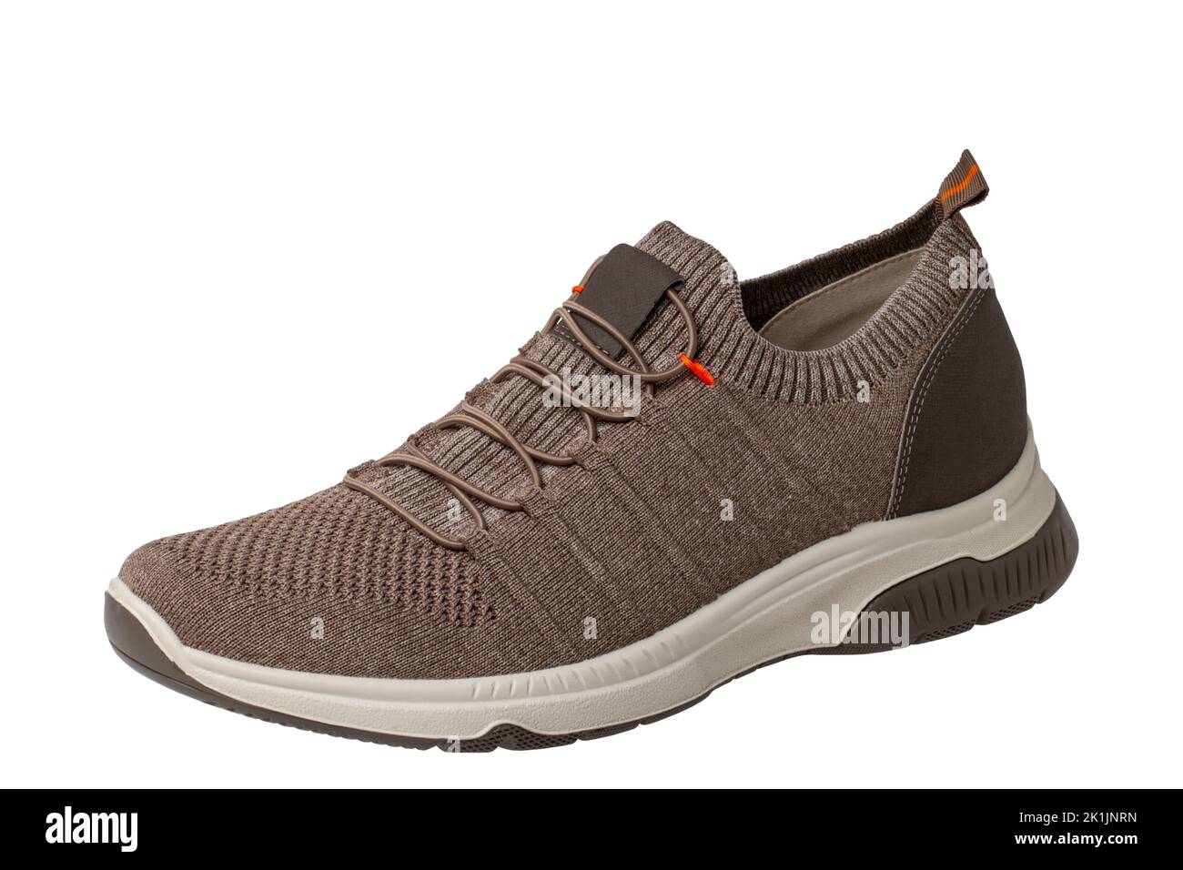 Primo piano di un singolo di una moderna sneaker nera o di una scarpa sportiva isolata su uno sfondo bianco. Tracciato di ritaglio. Elegante e trendy scarpa da uomo. Macro Foto stock