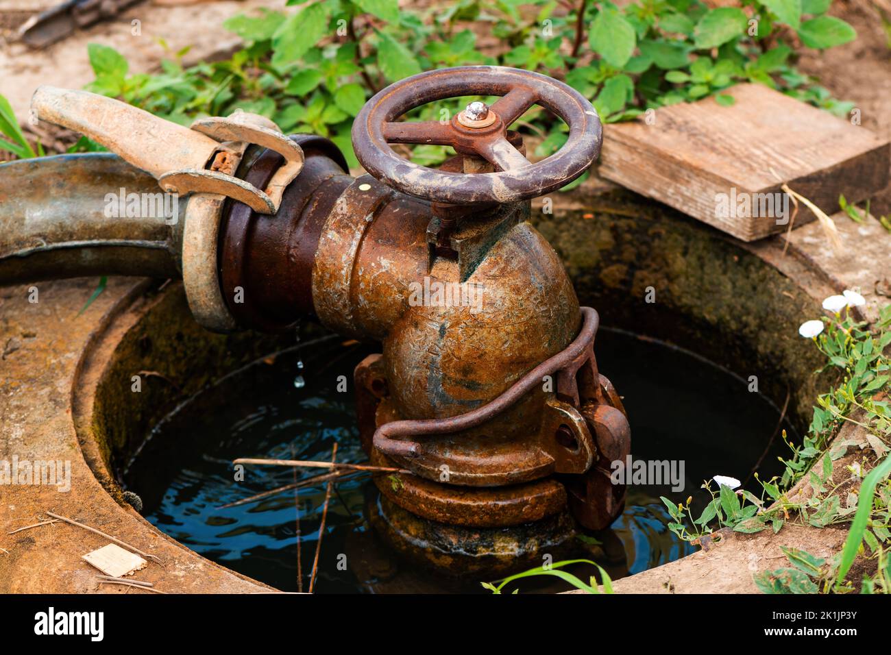 Valvola della stazione di pompaggio per irrigazione agricola in campo, messa a fuoco selettiva Foto Stock