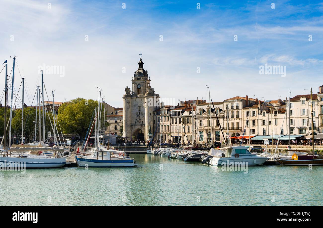 Vista sul vecchio porto della città francese di la Rochelle con cielo blu e nuvole bianche, giorno di sole in estate. Foto Stock