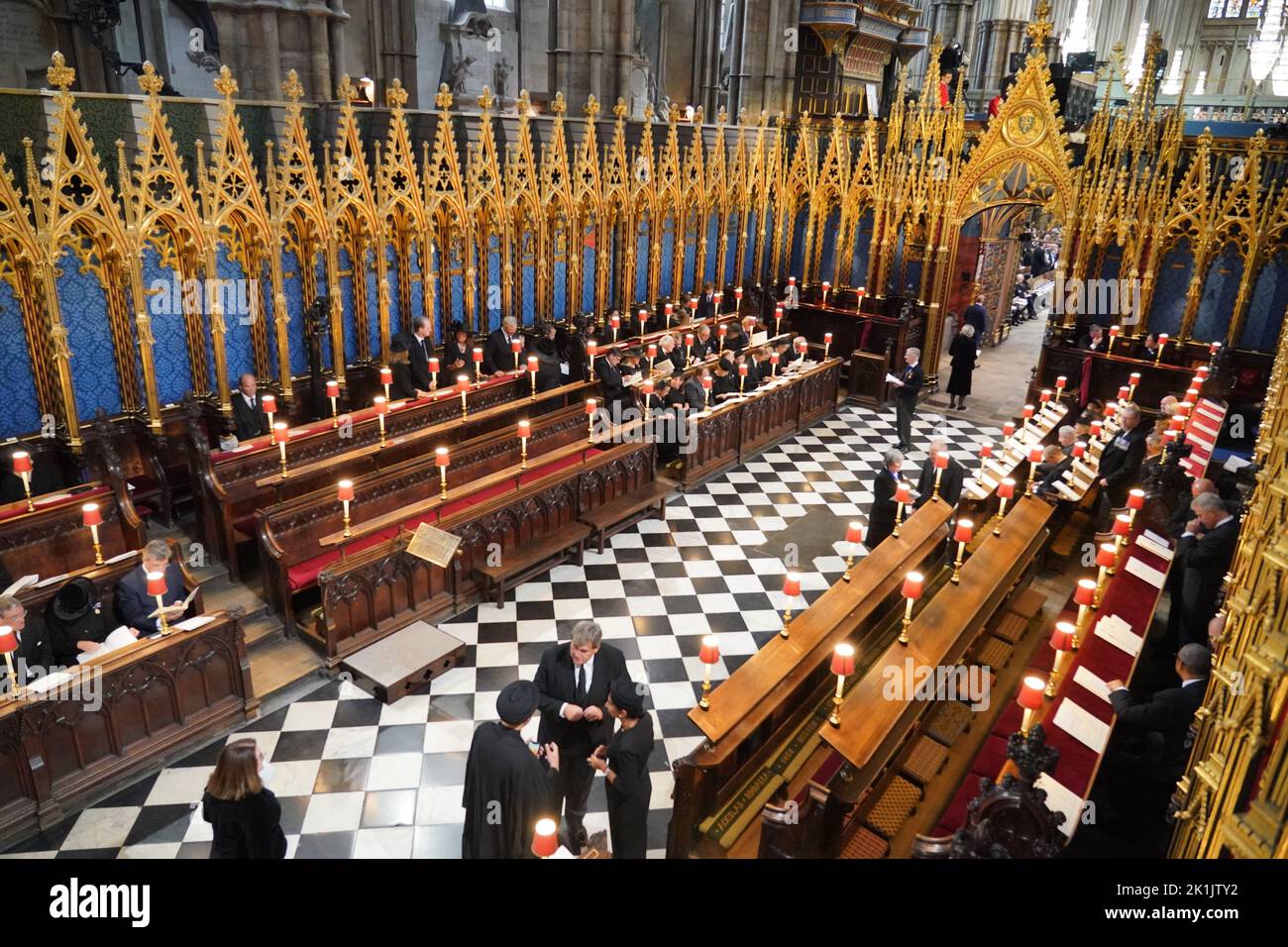 Gli ospiti prendono posto al funerale statale della regina Elisabetta II, tenutosi presso l'Abbazia di Westminster, Londra. Data immagine: Lunedì 19 settembre 2022. Foto Stock
