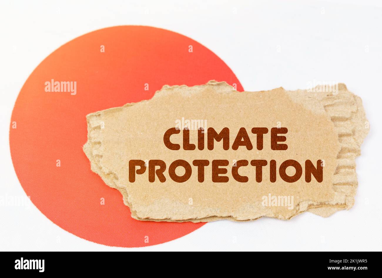 Concetto nazionale di ecologia. Sulla bandiera del Giappone si trova un notebook con l'iscrizione - protezione del clima Foto Stock